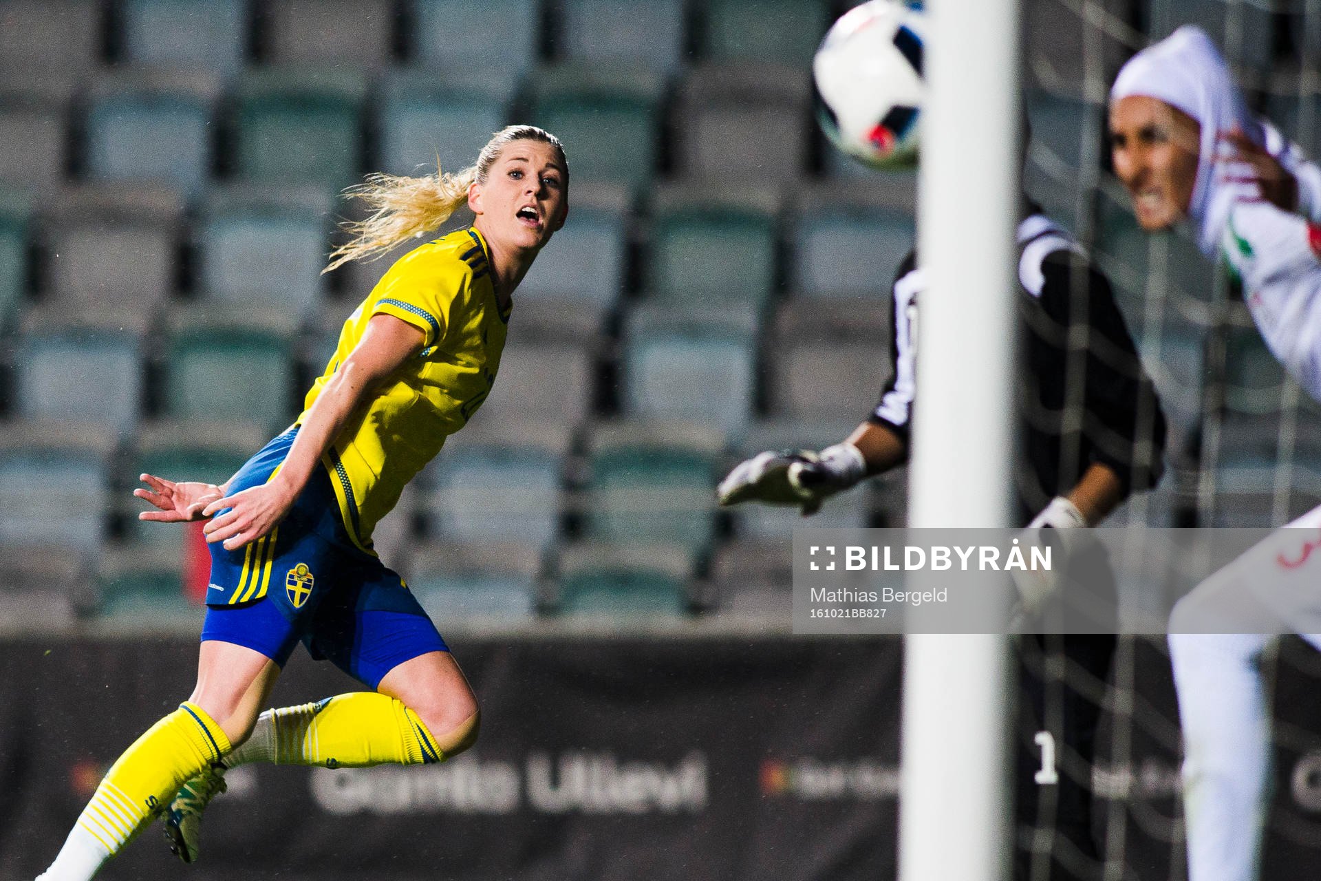 Sveriges Olivia Schough nickar in 1-0-målet