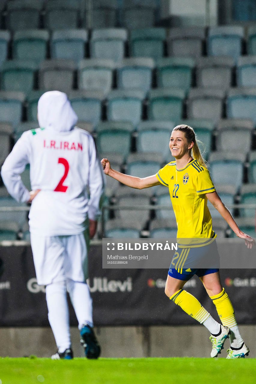 Sveriges Olivia Schough jublar efter att hon nickat in 1-0-målet under en landskamp i fotboll mellan Sverige och Iran den 21 Oktober 2016 i Göteborg.