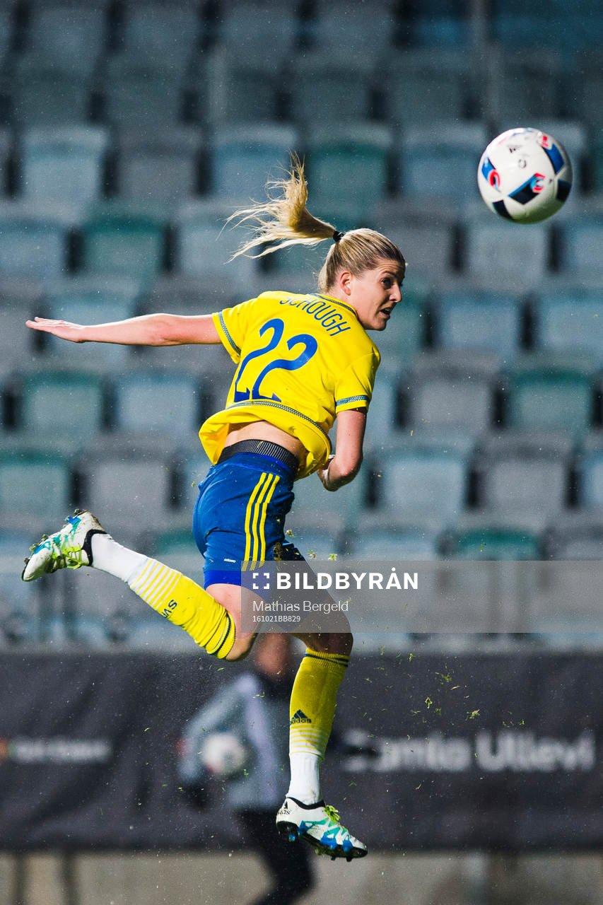 Sveriges Olivia Schough nickar in 1-0-målet