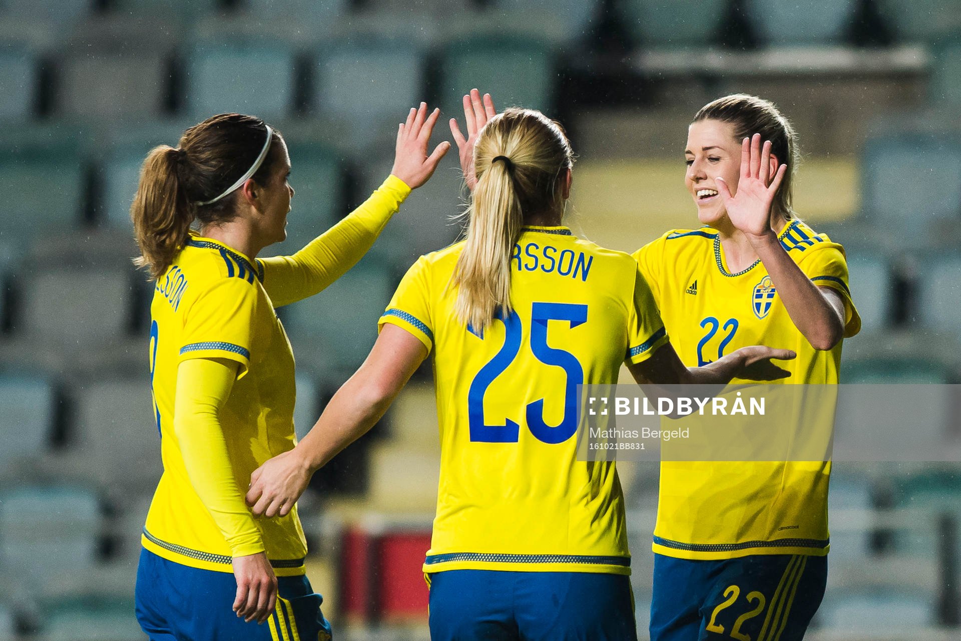 Sveriges Hanna Folkesson och Mimmi Larsson jublar med målskytten till 2-0 Olivia Schough under en landskamp i fotboll mellan Sverige och Iran den 21 Oktober 2016 i Göteborg.
