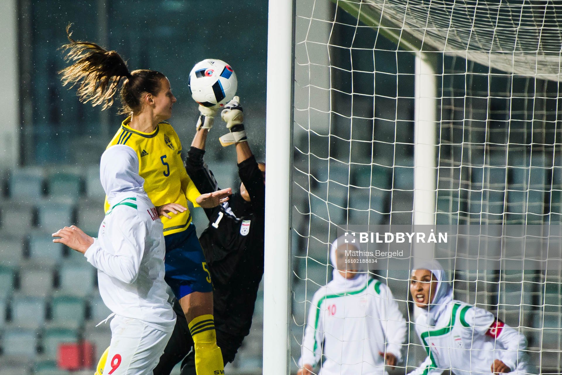 Irans Zahra Ghanbari och målvakt Mahdeyeh Molai stoppar Sveriges Nathalie Björn från att göra mål under en landskamp i fotboll mellan Sverige och Iran den 21 Oktober 2016 i Göteborg.