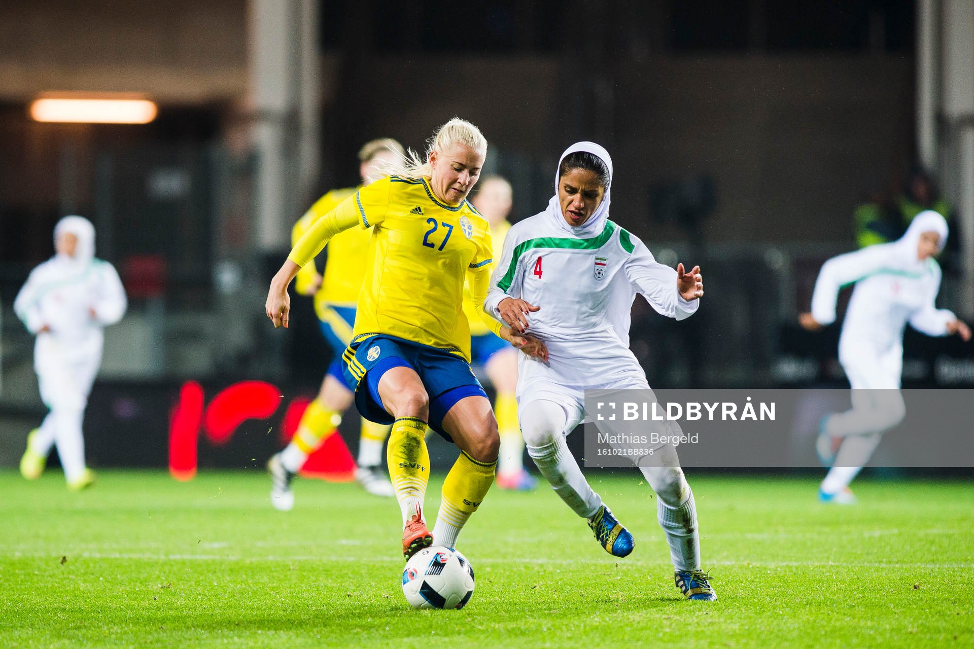 Sveriges Julia Spetsmark och Irans Somayeh Asadyan i kamp om bollen under en landskamp i fotboll mellan Sverige och Iran den 21 Oktober 2016 i Göteborg.