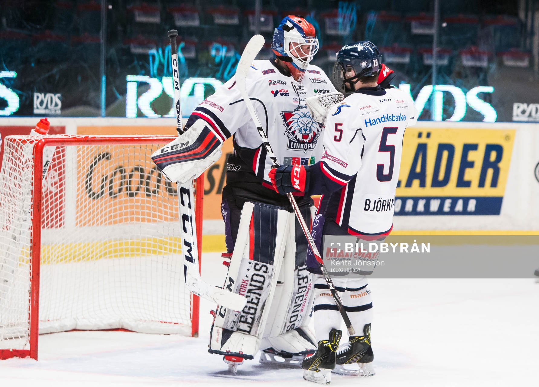 Linköpings målvakt Marcus Högberg och Anton Björkman