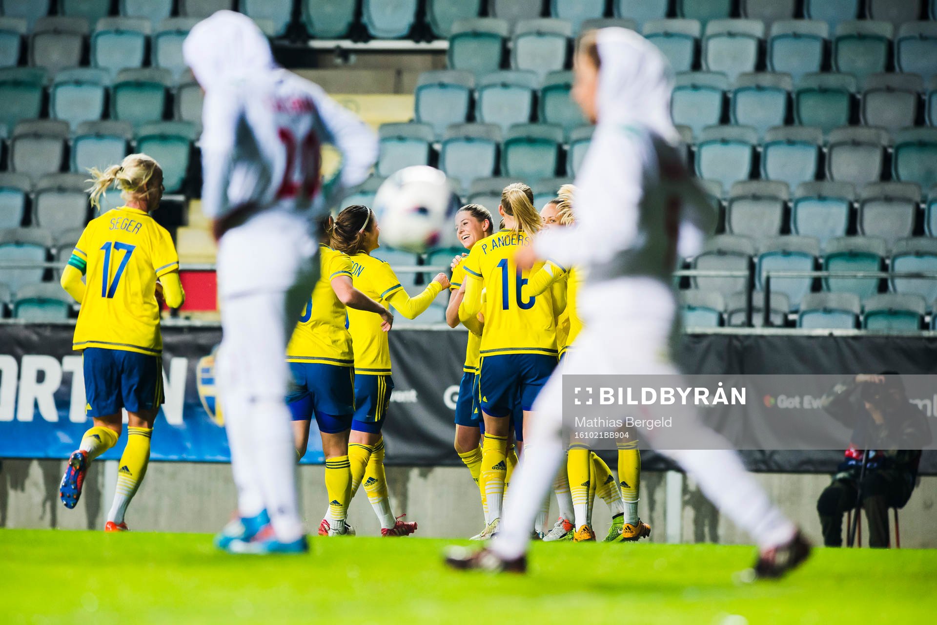 Sveriges lag jublar med målskytten Olivia Schough