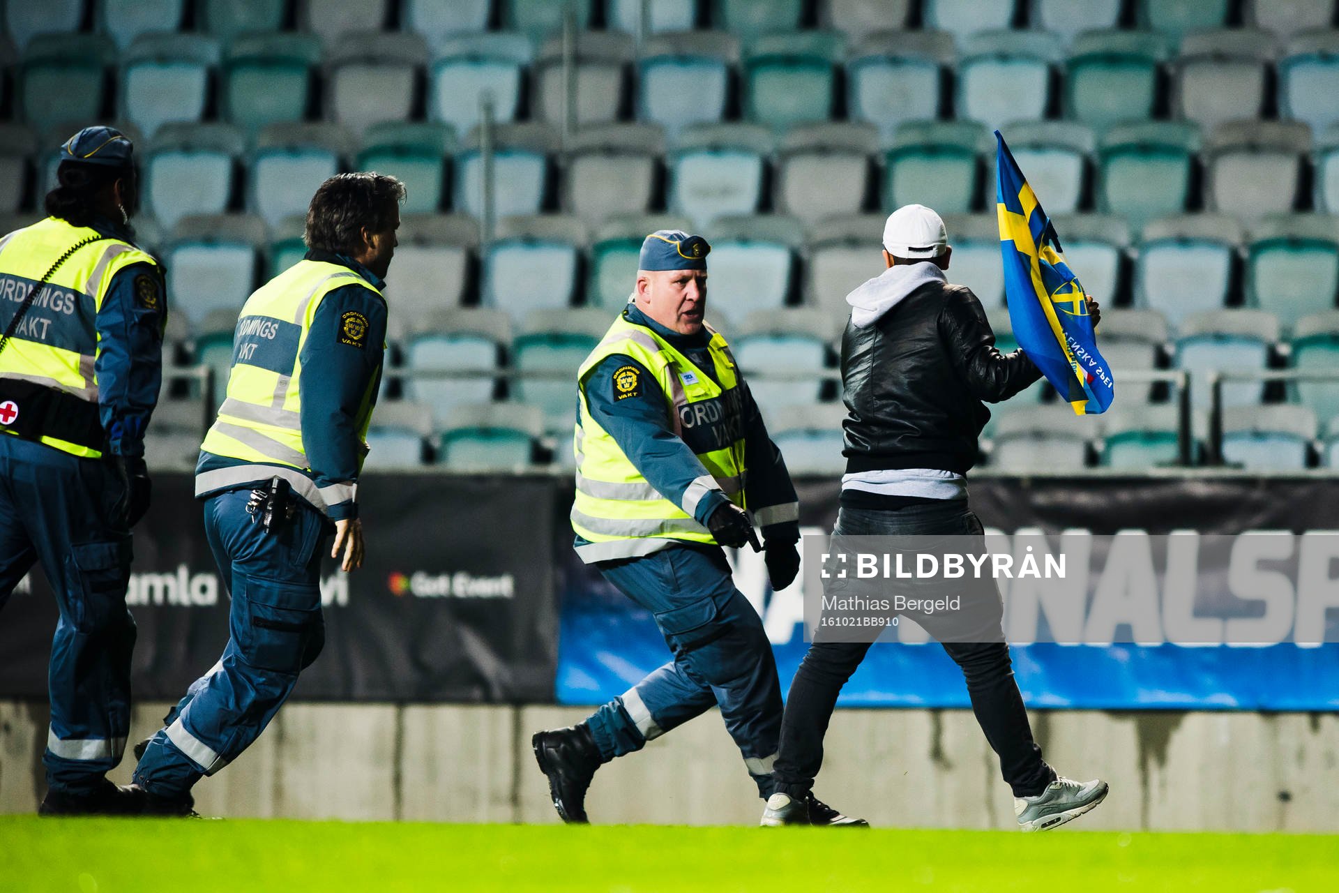 Ordningsvakter jagar e person som sprang in på plan