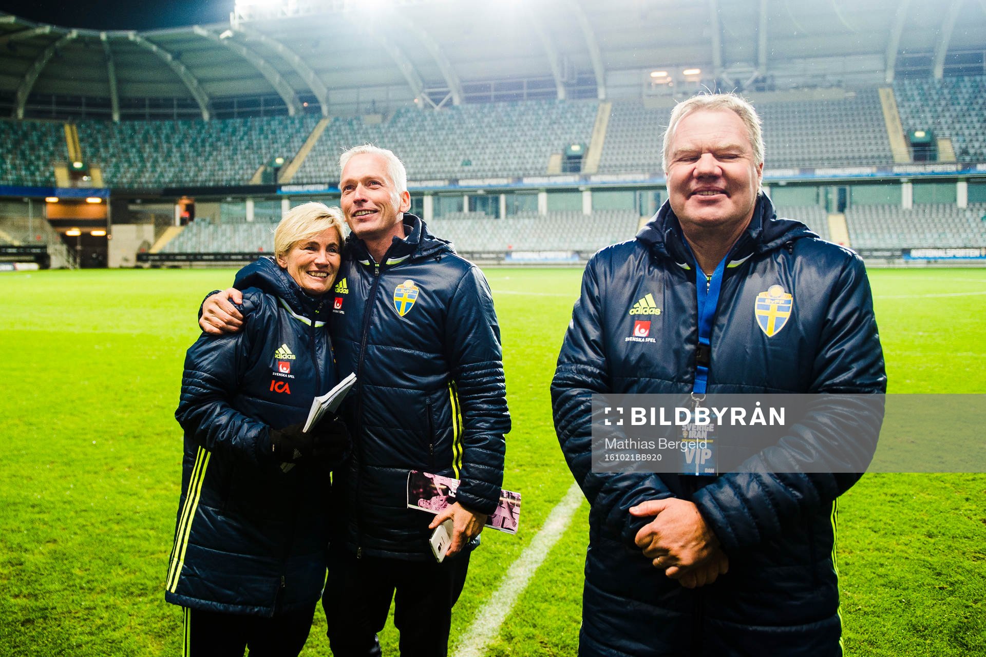 Svenska Fotbollsförbundets ledamot Anneli Larsson kramas