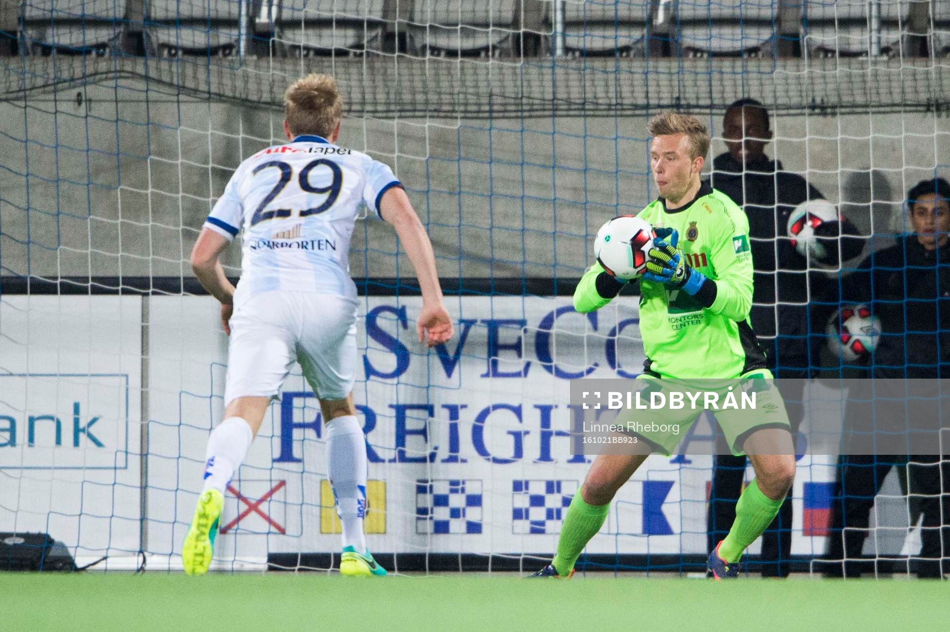 Gefles målvakt Andreas Andersson räddar ett skott under fotbollsmatchen i Allsvenskan mellan Gefle och GIF Sundsvall den 21 oktober 2016 i Gävle.