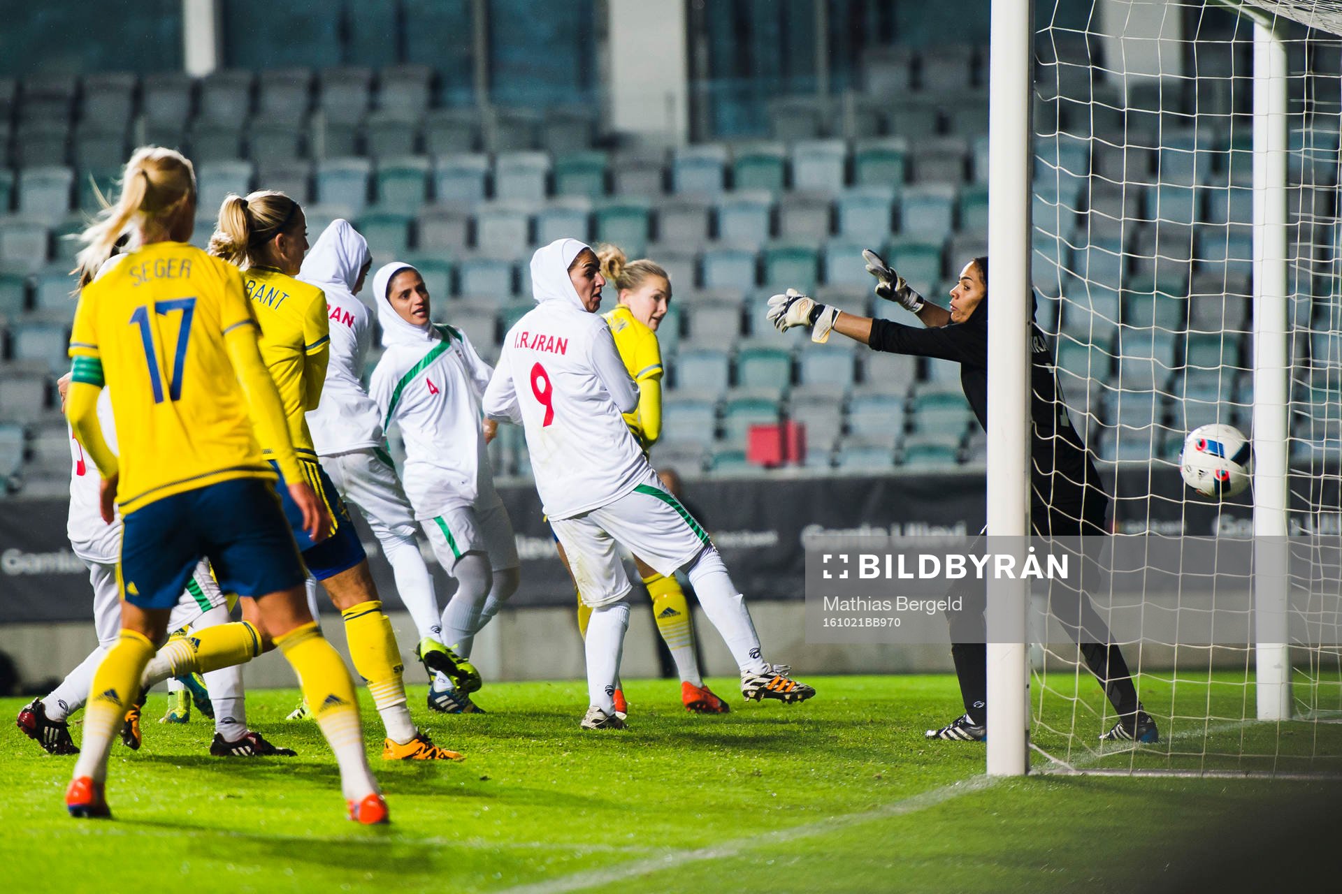 Sveriges Magdalena Eriksson gör mål på nick bakom Irans