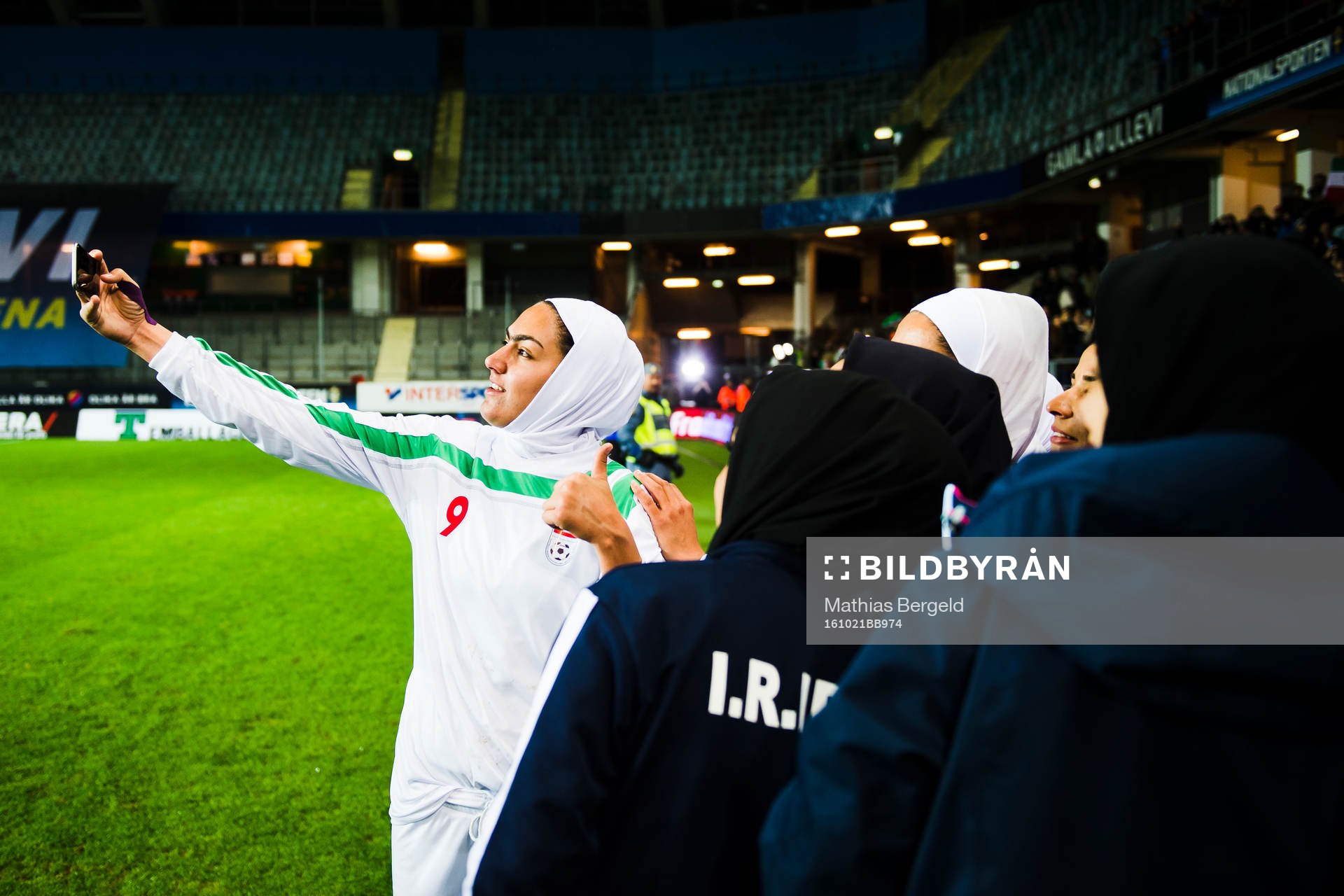 Irans Zahra Ghanbari tar en bild på sig och laget