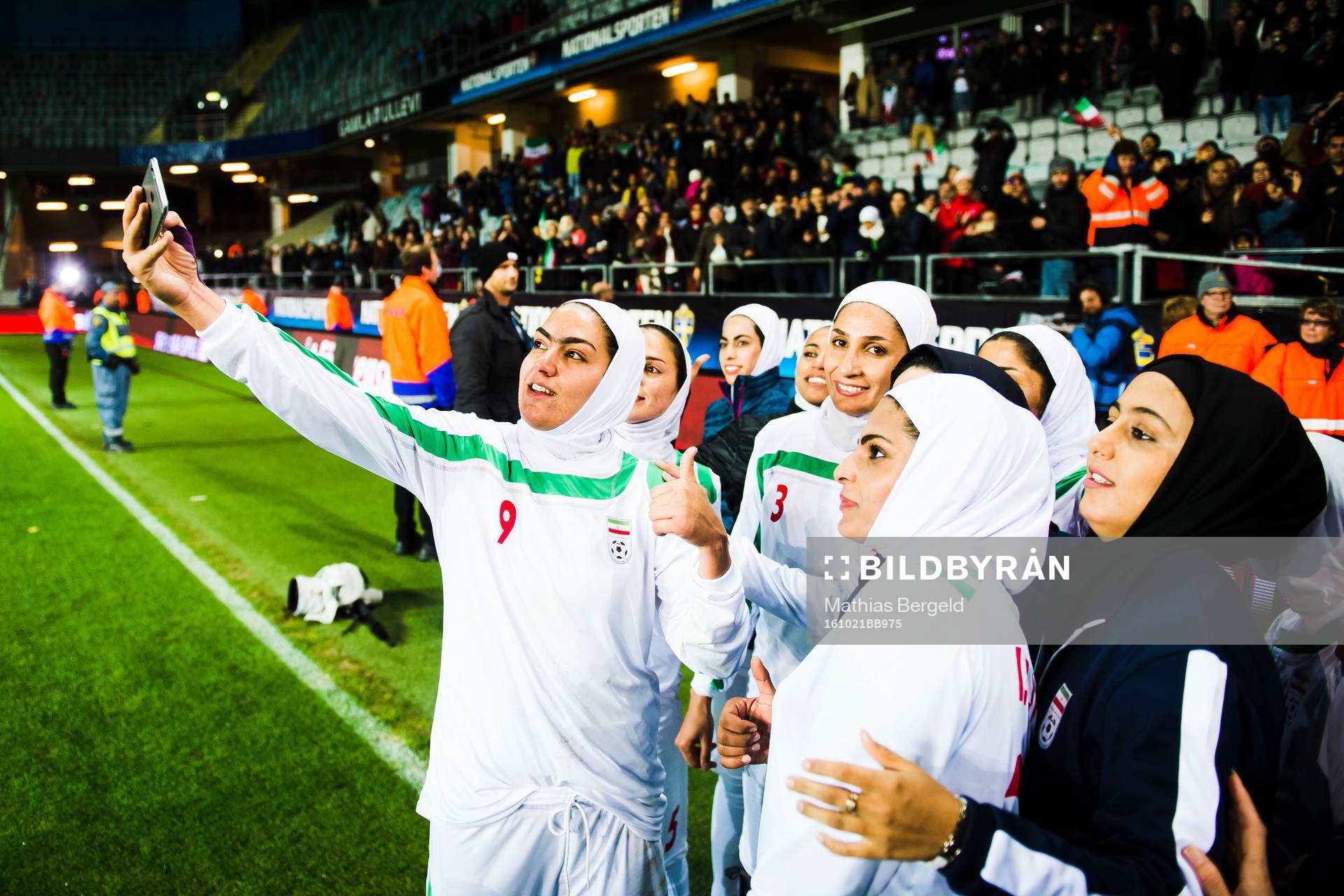 Irans Zahra Ghanbari tar en bild på sig och laget