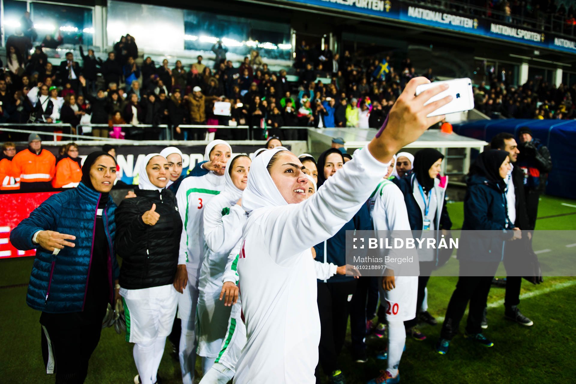 Irans Zahra Ghanbari tar en bild på sig och laget efter en landskamp i fotboll mellan Sverige och Iran den 21 Oktober 2016 i Göteborg.