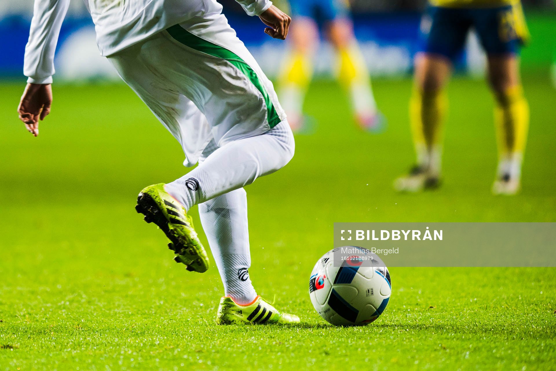 En fotboll och fotbollsskor