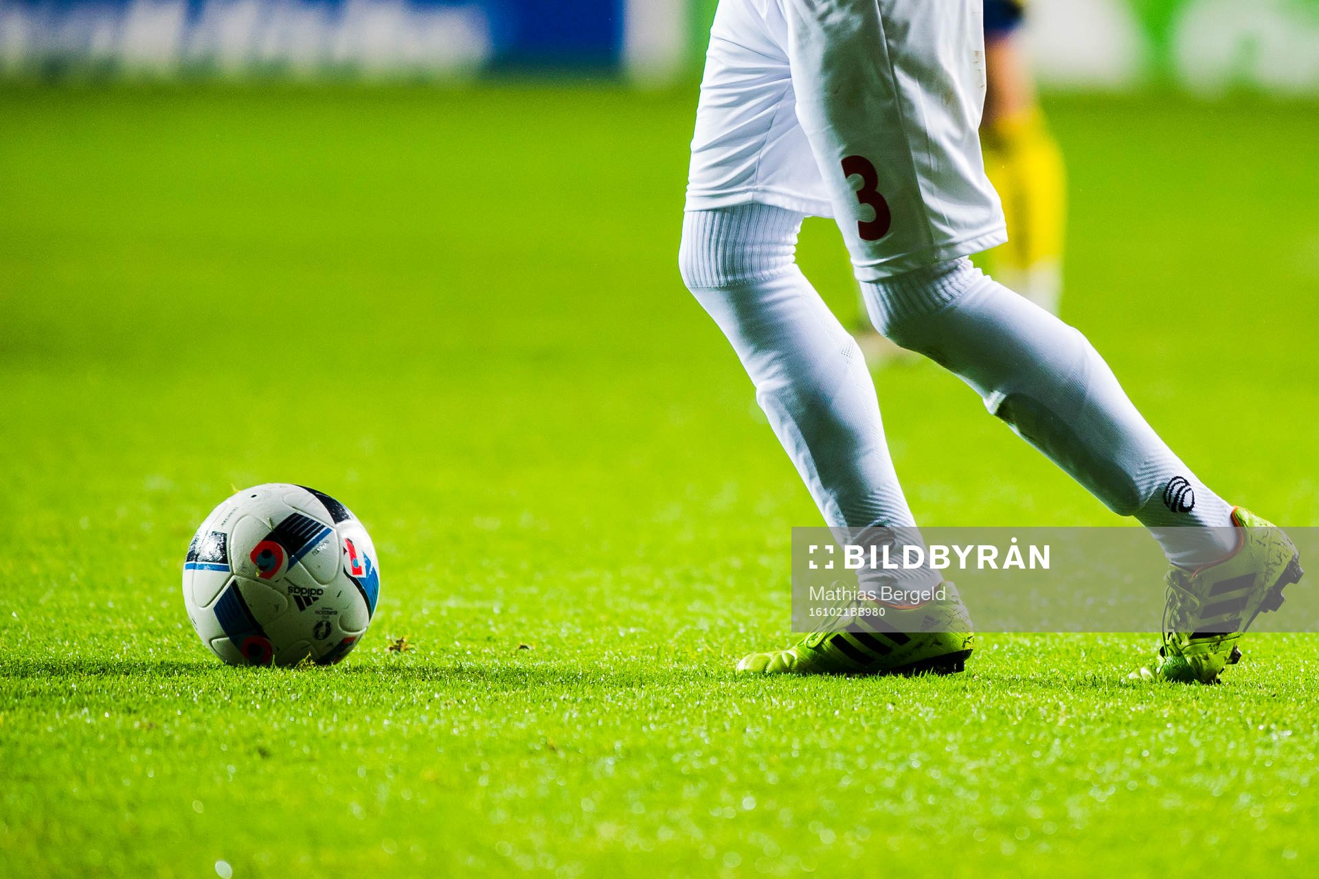 En fotboll och fotbollsskor