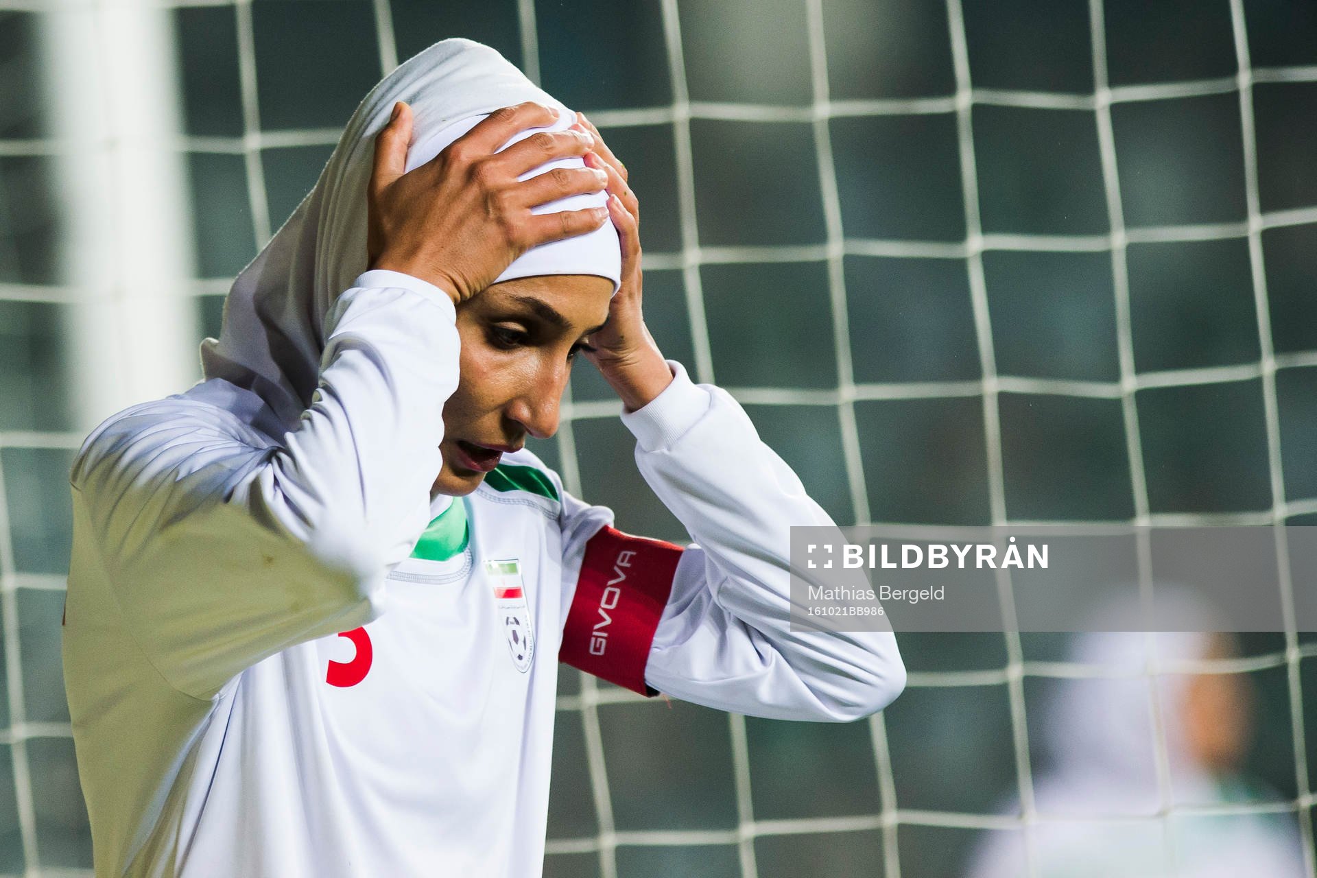 Irans Koyestan Khosravi tar sig mot huvudet