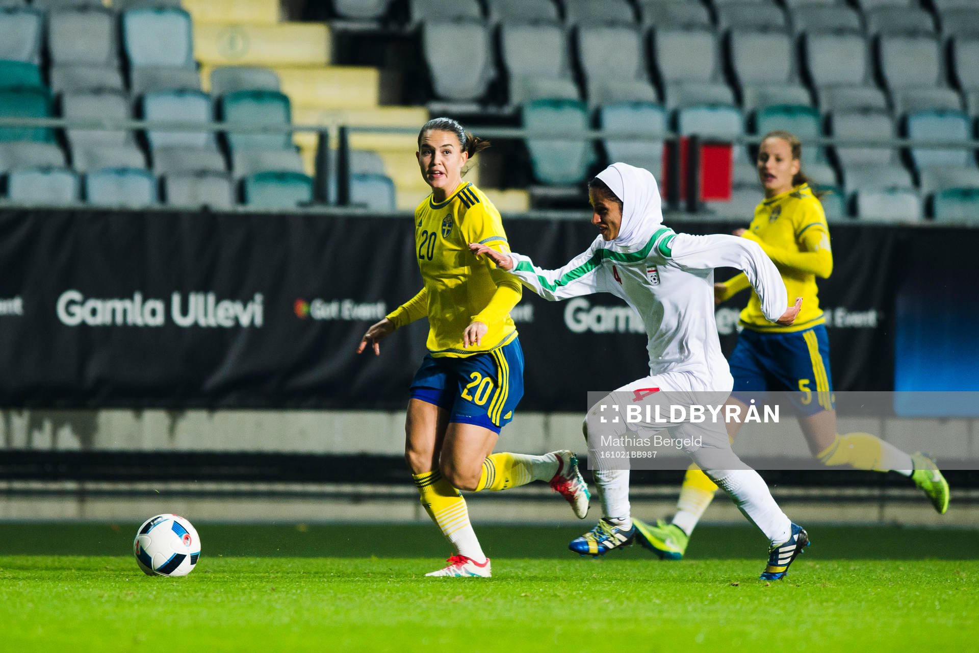 Sveriges Emilia Appelqvist och Irans Somayeh Asadyan