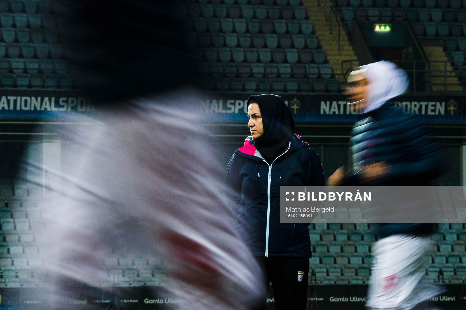 Irans förbundskapten Maryam Jafari Barvati under uppvärmningen inför en landskamp i fotboll mellan Sverige och Iran den 21 Oktober 2016 i Göteborg.
