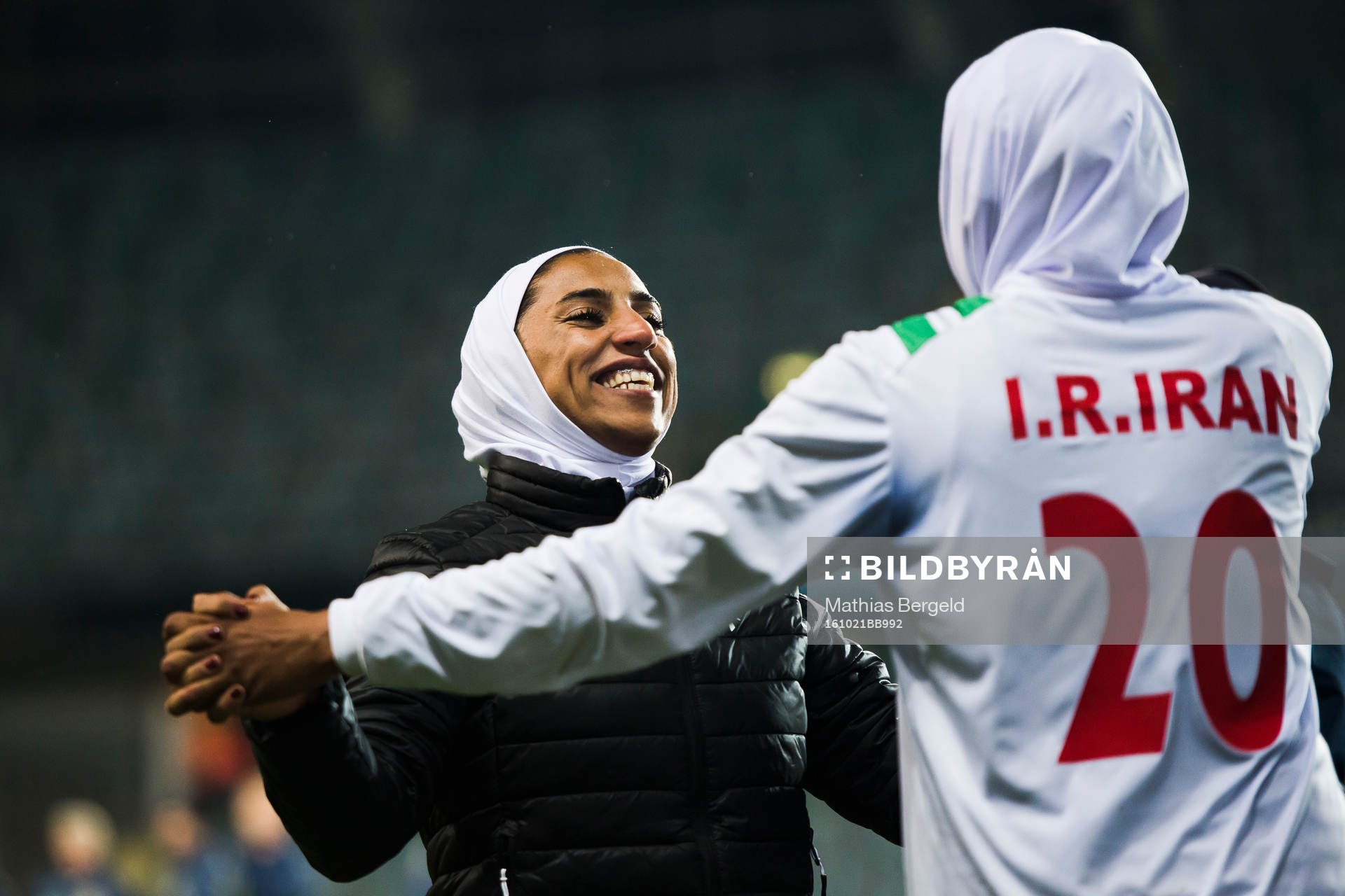 En Iransk spelare jublar med Irans Sohyla Nezambadi