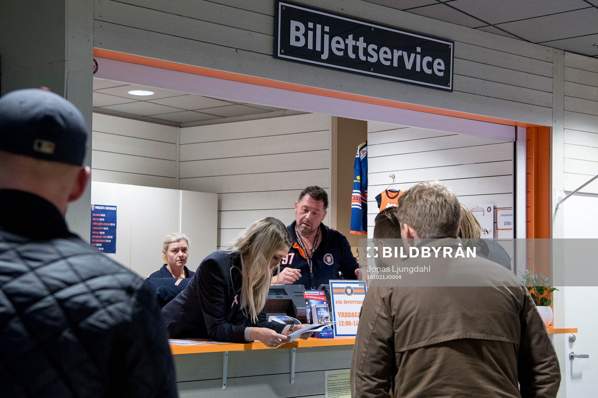 Biljettservice före ishockeymatchen i SHL mellan Växjö