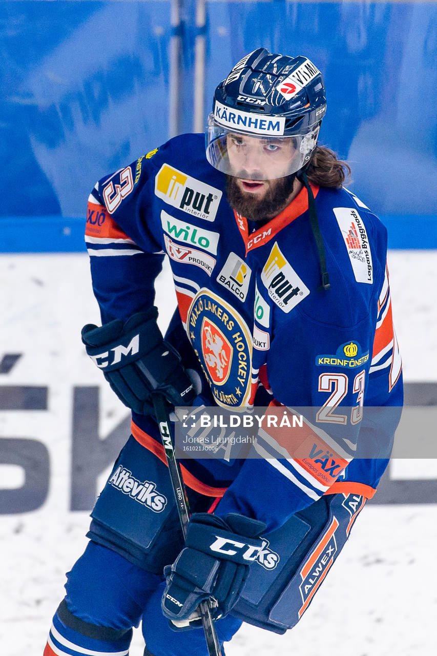Växjös Ville Leino värmer upp före ishockeymatchen i