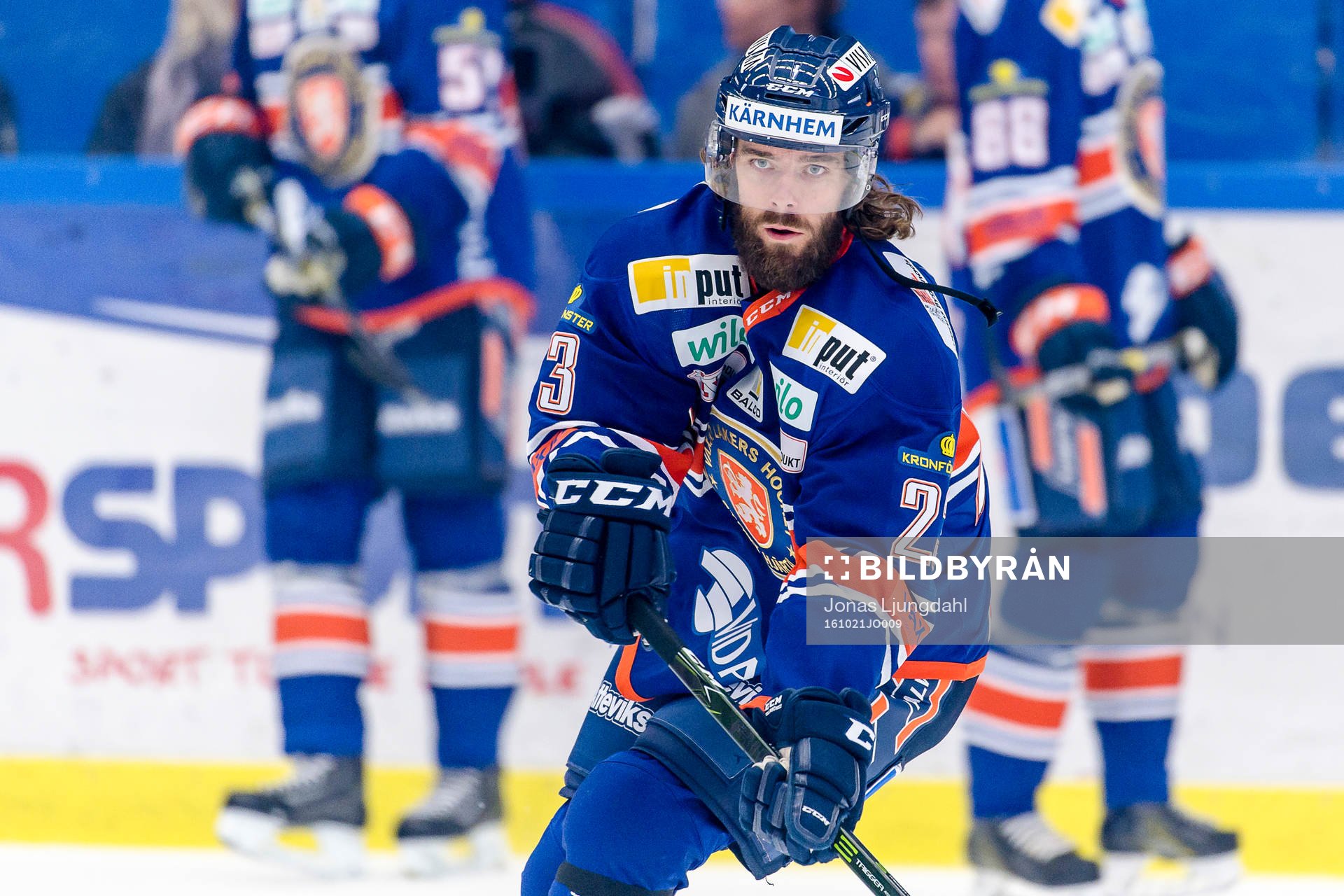 Växjös Ville Leino värmer upp före ishockeymatchen i