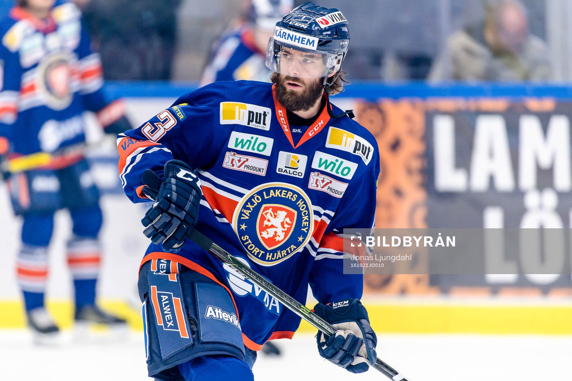 Växjös Ville Leino värmer upp före ishockeymatchen i