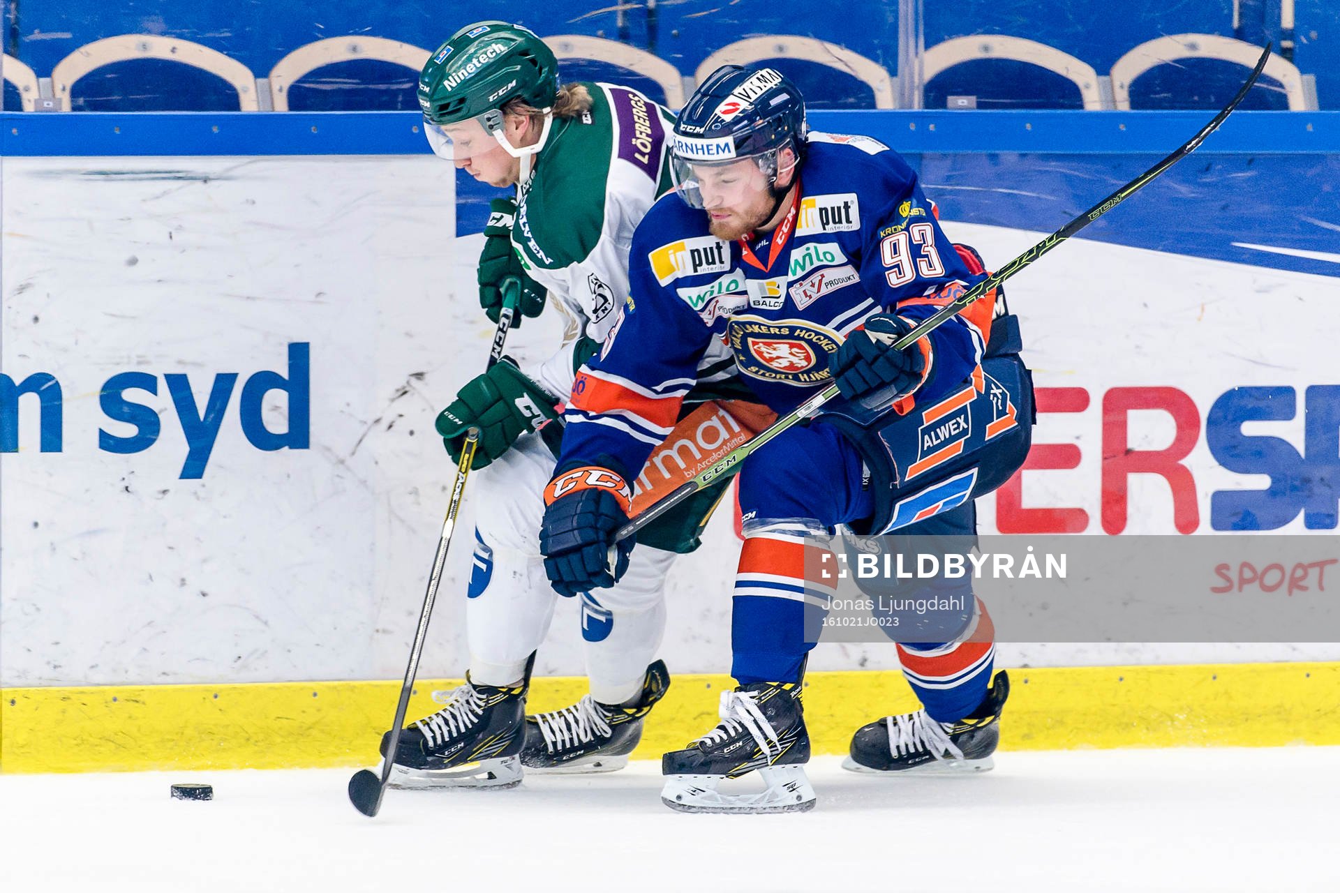 Växjös Sam Marklund tacklar Färjestads Rasmus Asplund
