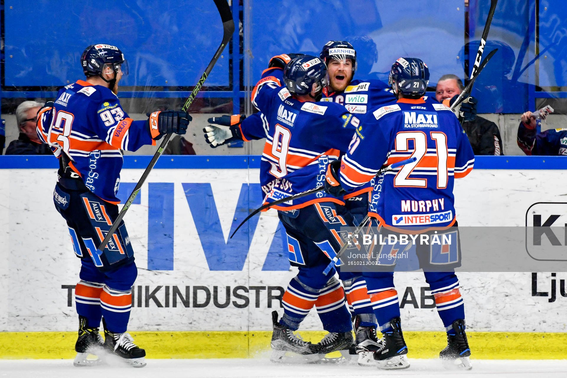 Växjös Erik Josefsson jublar med lagkamrater