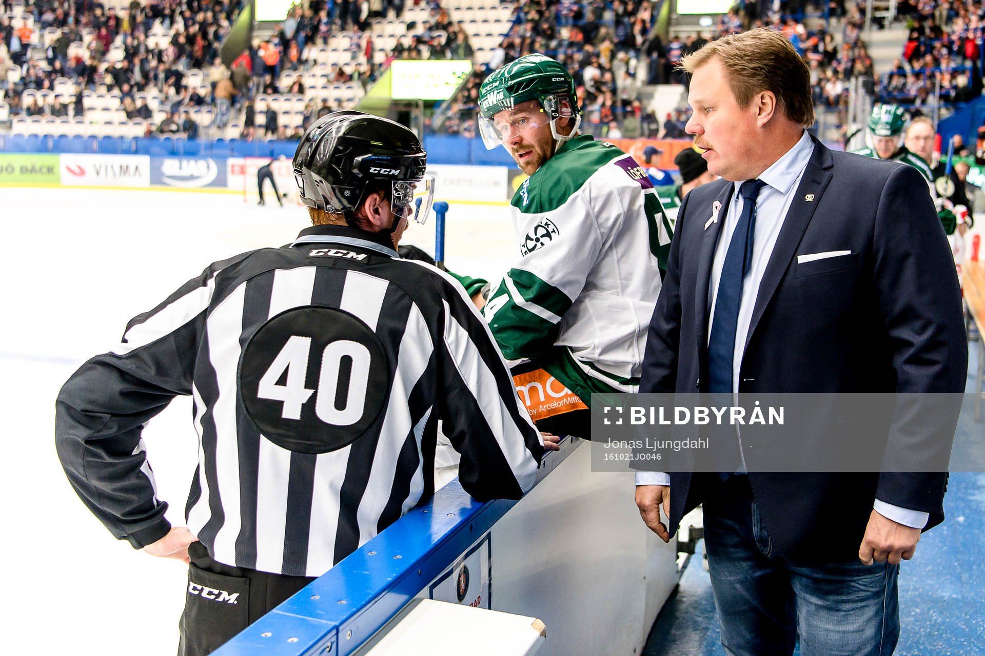 Färjestads Tränare Leif Carlsson och Tomas Skogs pratar