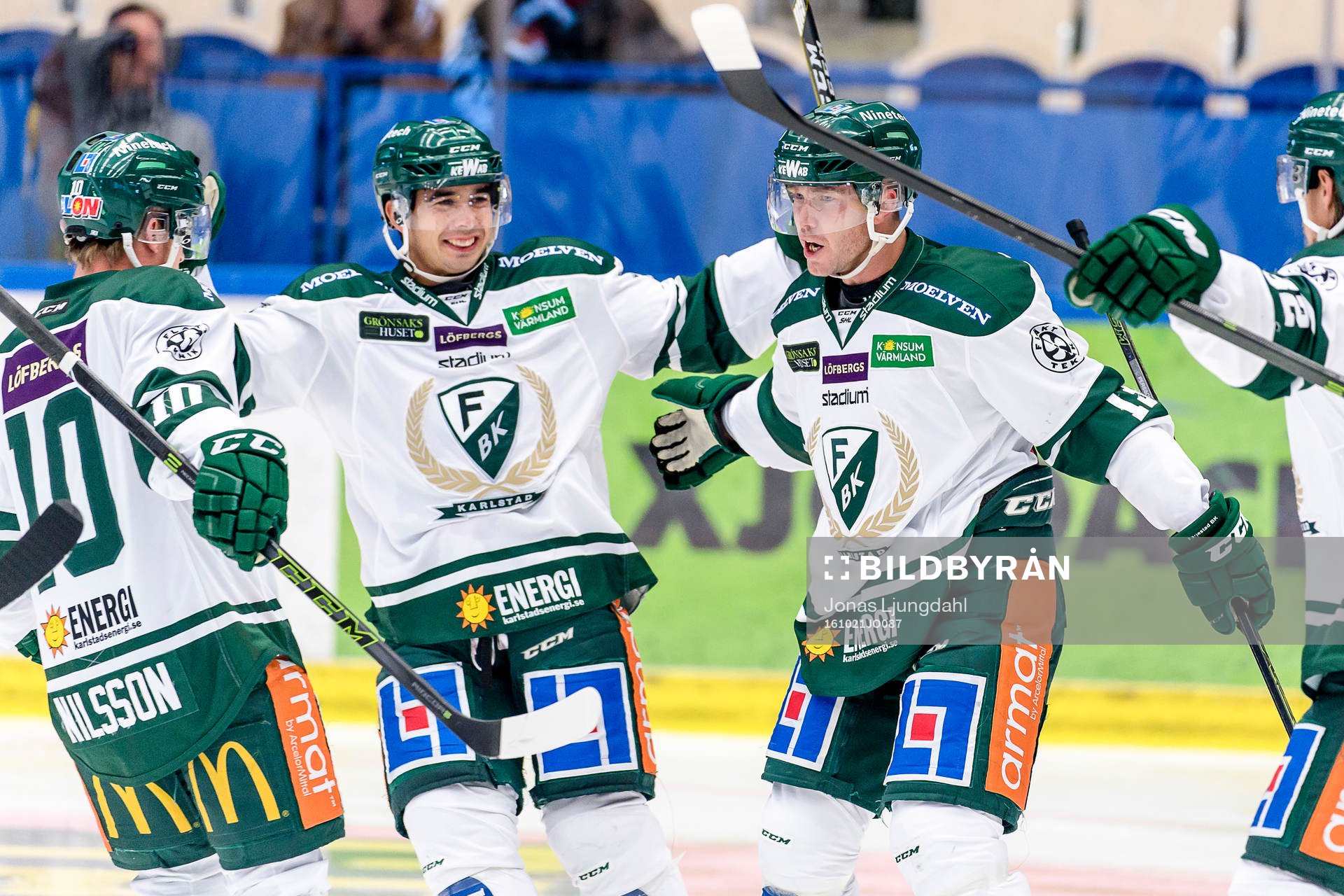 Färjestads Tim Stapleton och Linus Persson jublar