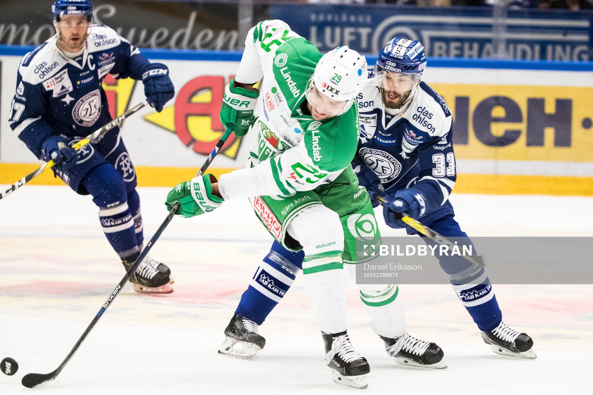 Rögles Ludvig Rensfeldt Leksands Markus Lauridsen i kamp