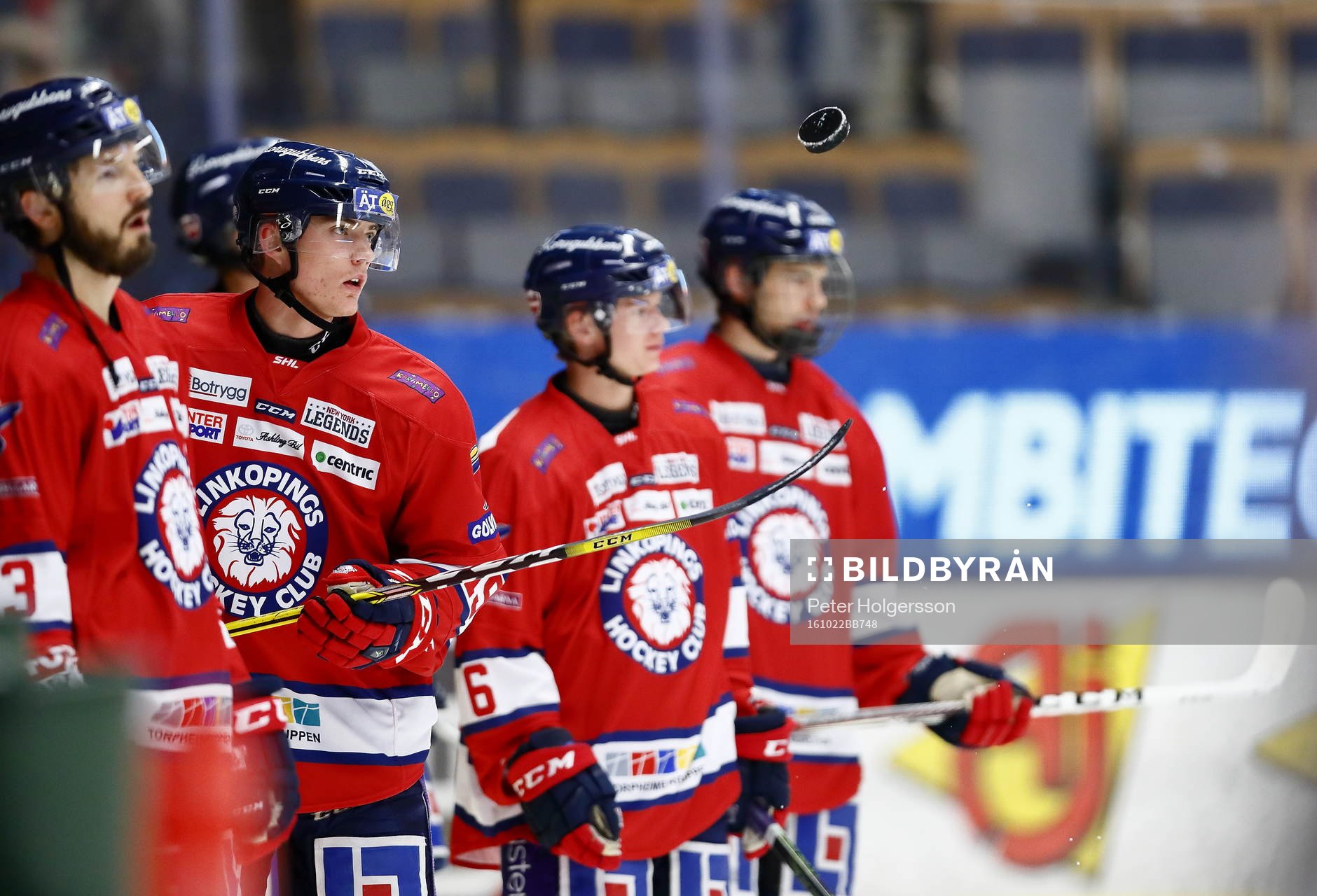 Linköpings Emil Sylvegård leker med pucken