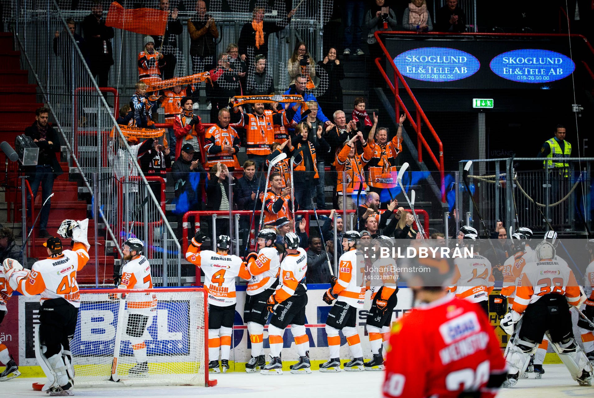 Karlskronas spelare jublar framför fansen