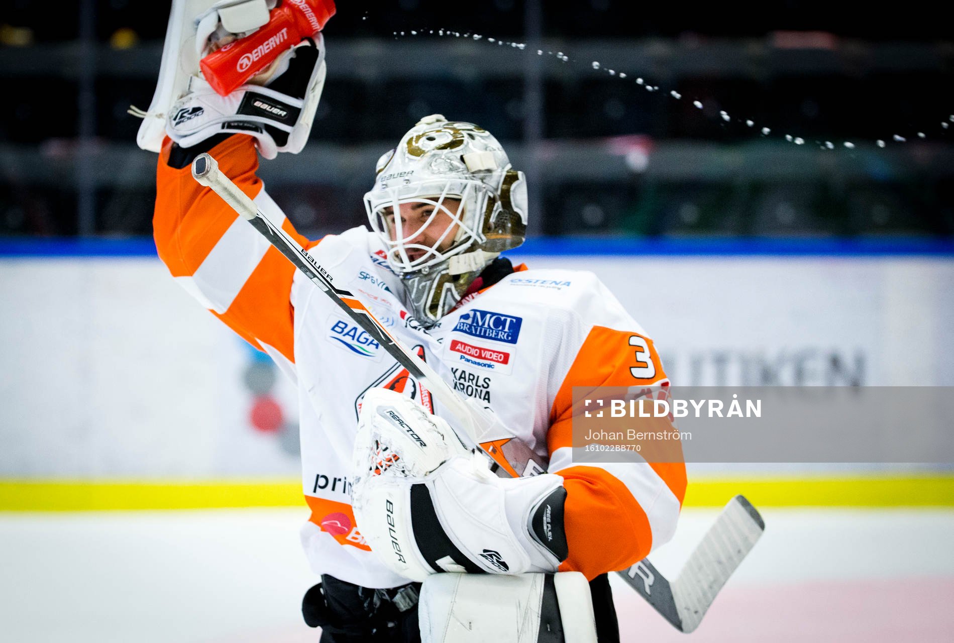 Karlskronas målvakt Johannes Jönsson jublar