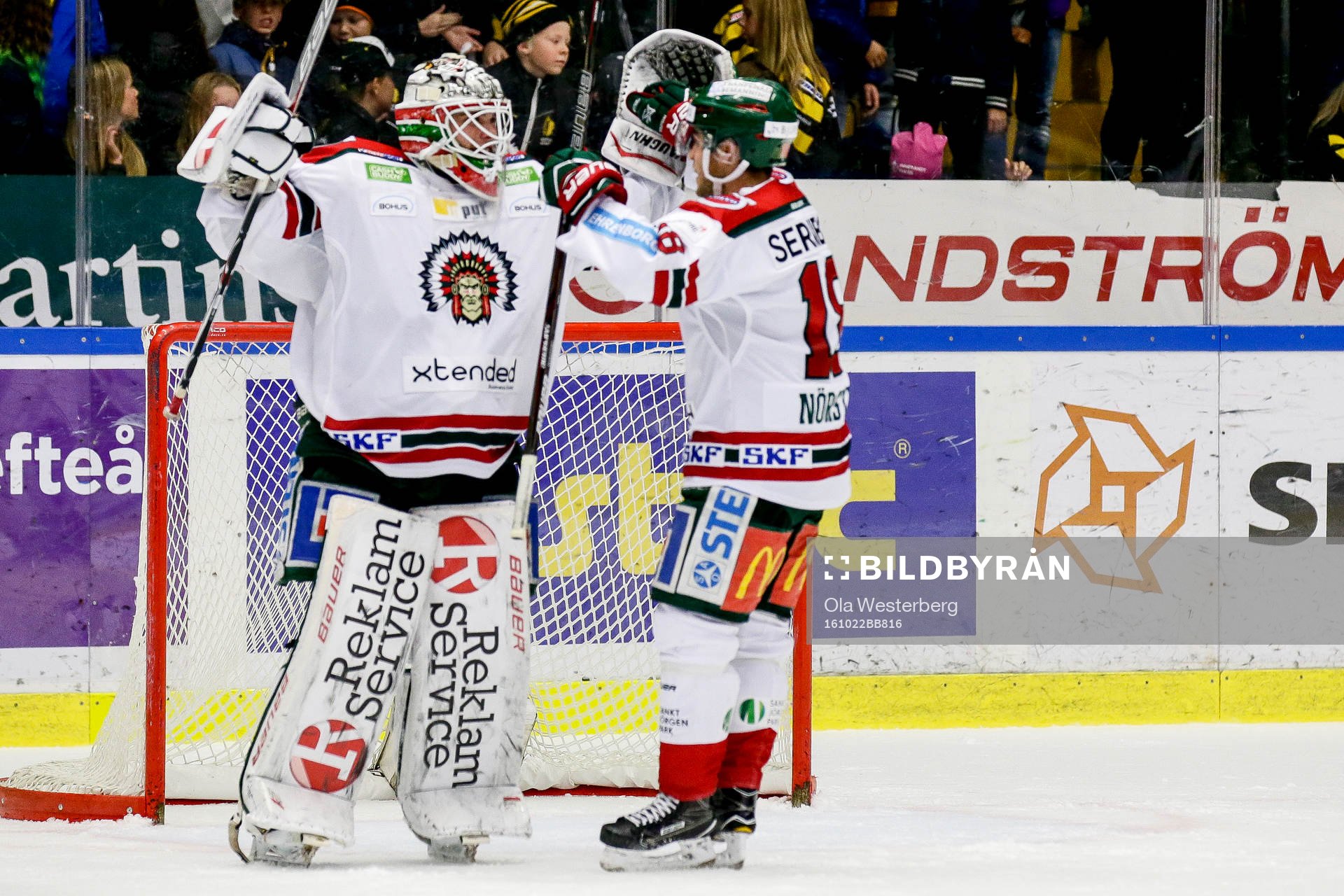 Frölundas målvakt Johan Gustafsson och Mattias Nörstebö