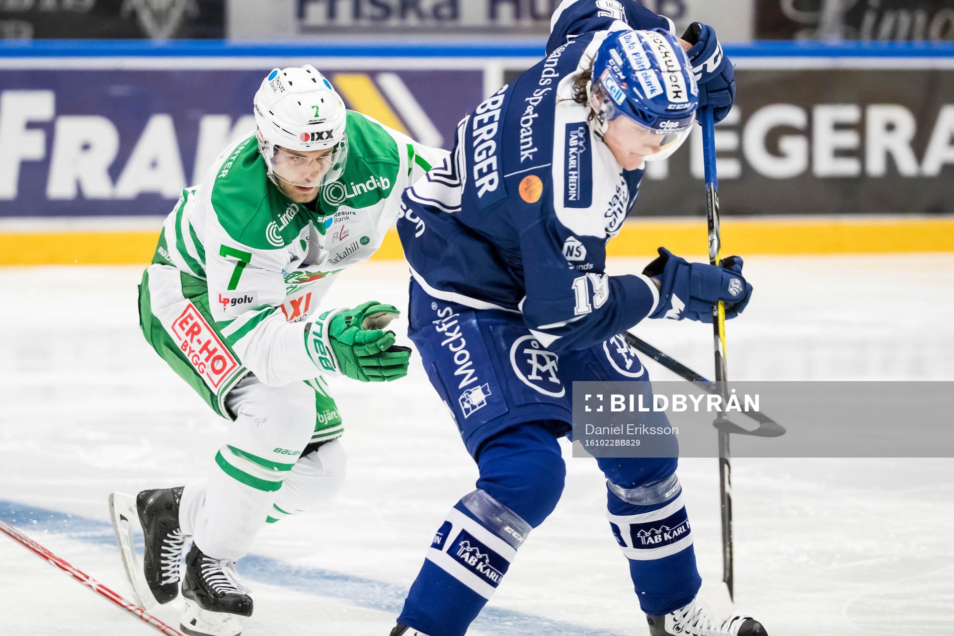 Rögles Patrik Cehlin jagar Leksands Johan Porsberger i