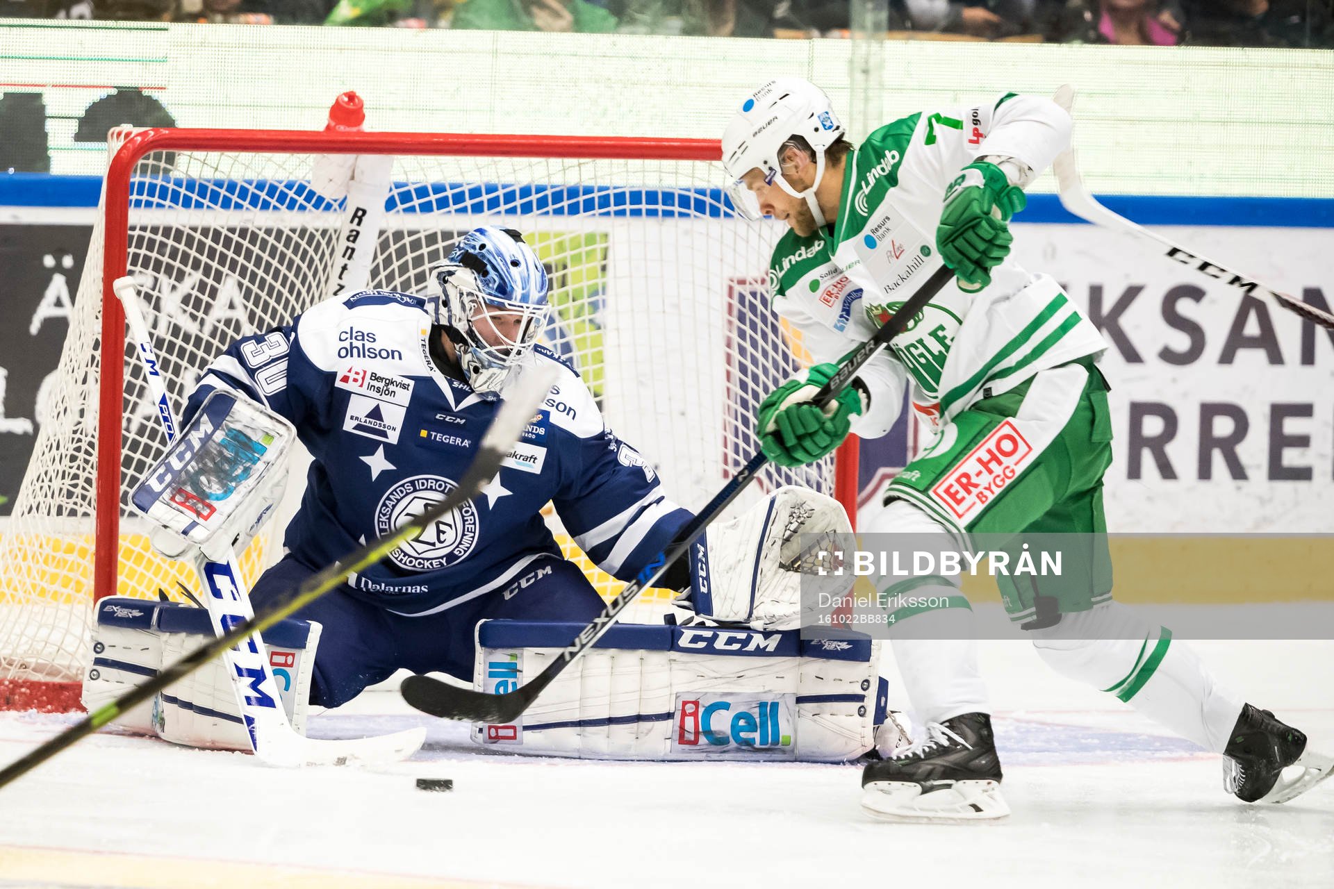 chans för Rögles Patrik Cehlin framför Leksands målvakt