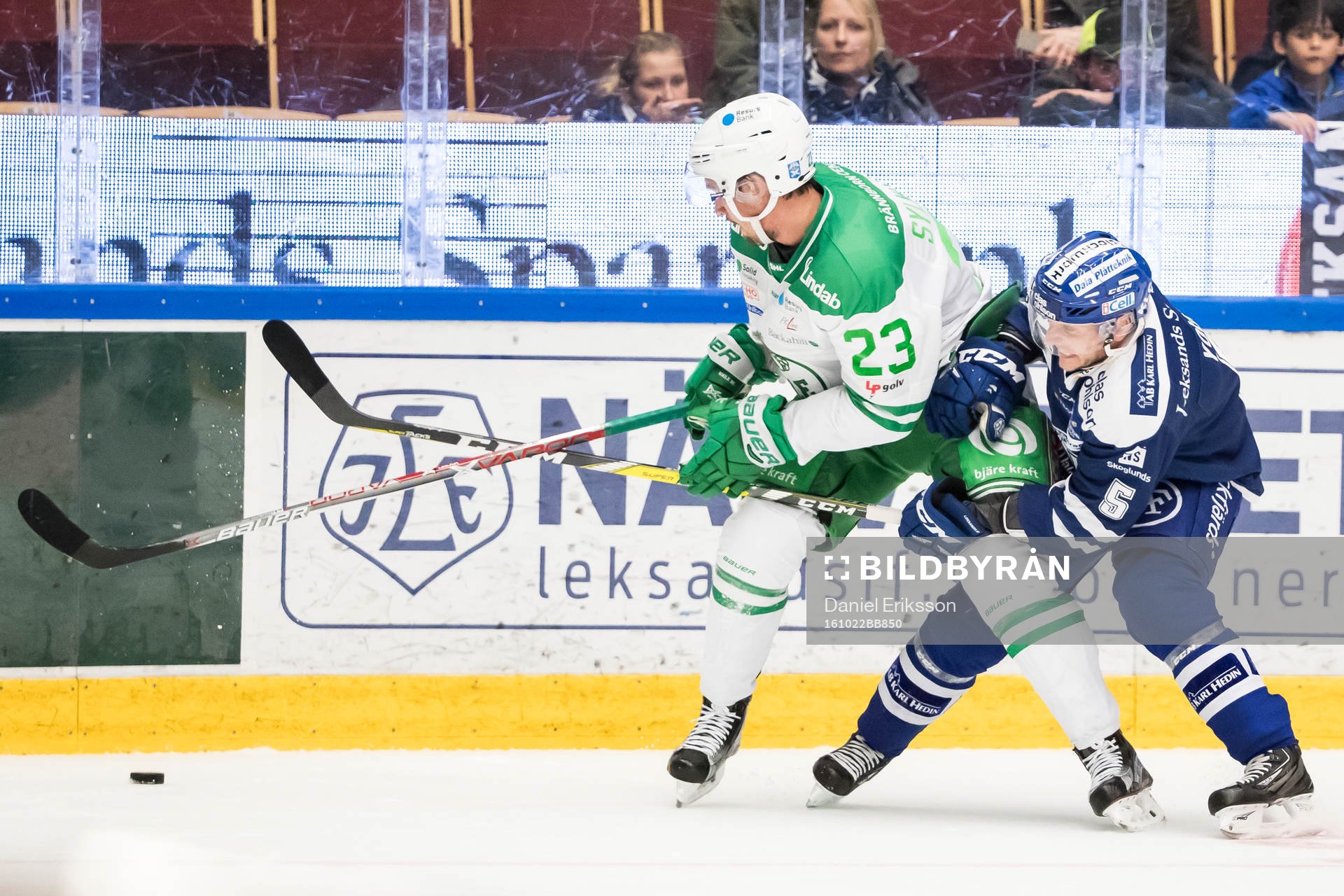 Leksands Ben Youds i kamp om pucken med Rögles Daniel