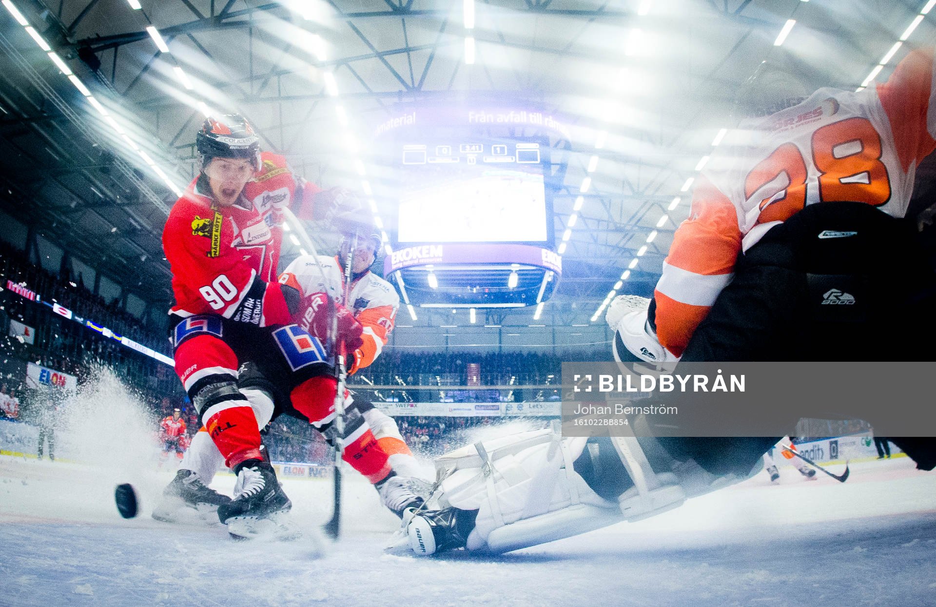 Örebros Libor Hudacek och Karlskronas Emil Larsson i kamp