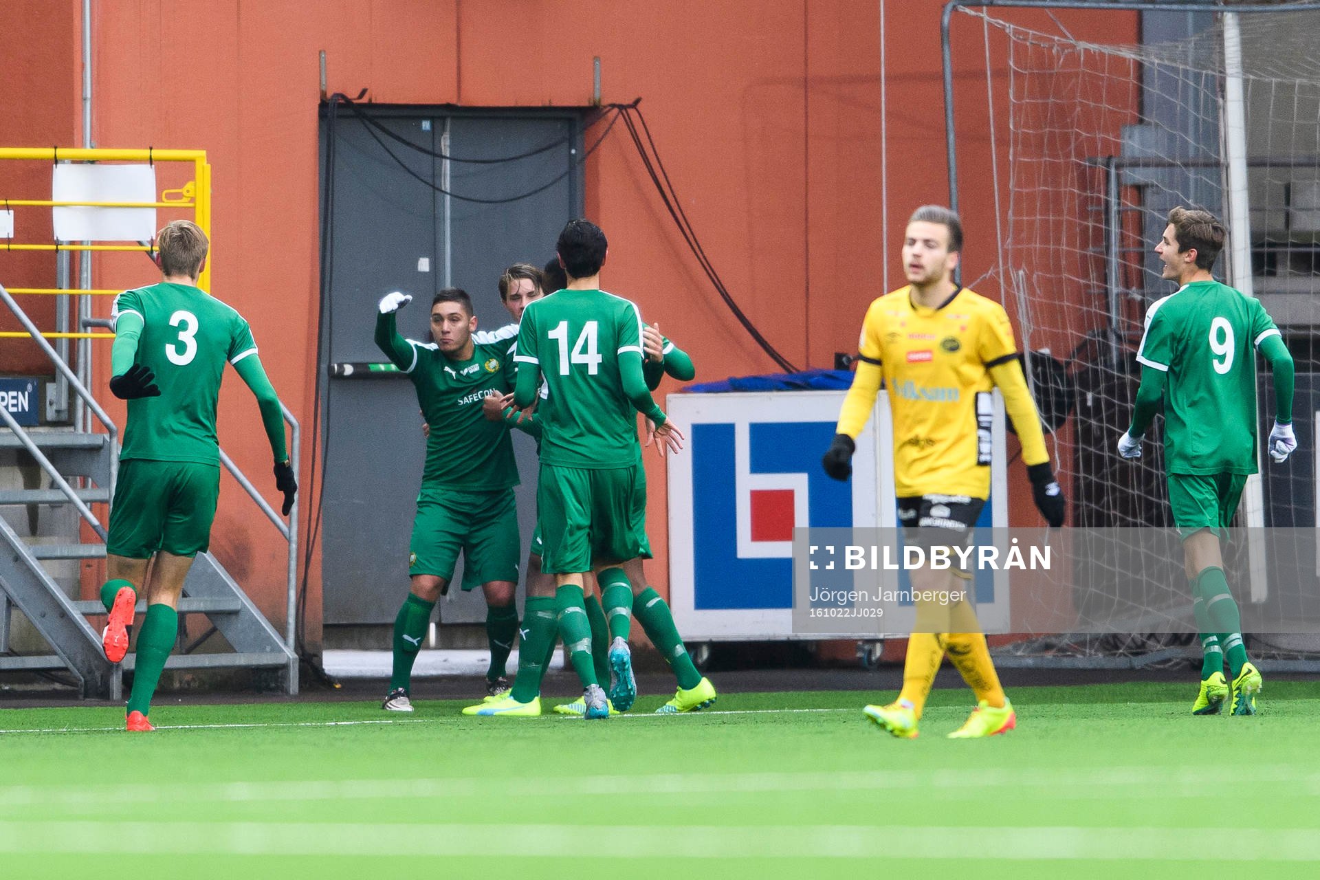 Hammarbys spelare jublar