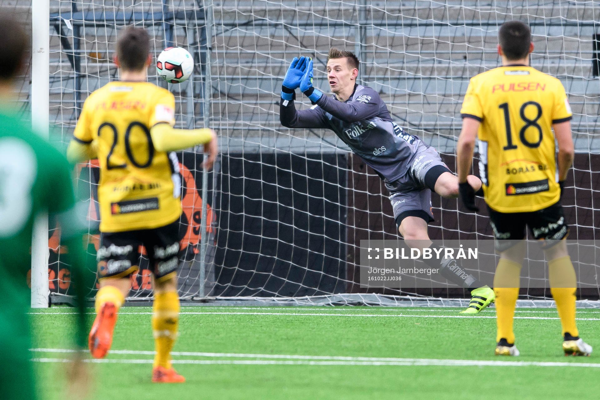 Elfsborgs målvakt David Olsson räddar skott