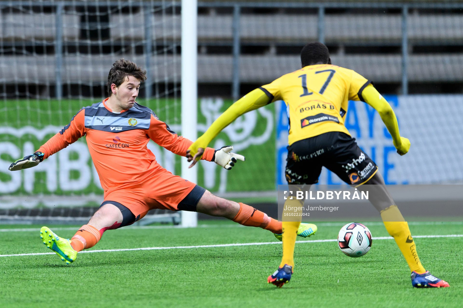 Hammarbys målvakt Tomas Wåhlin ser bollen gå förbi och