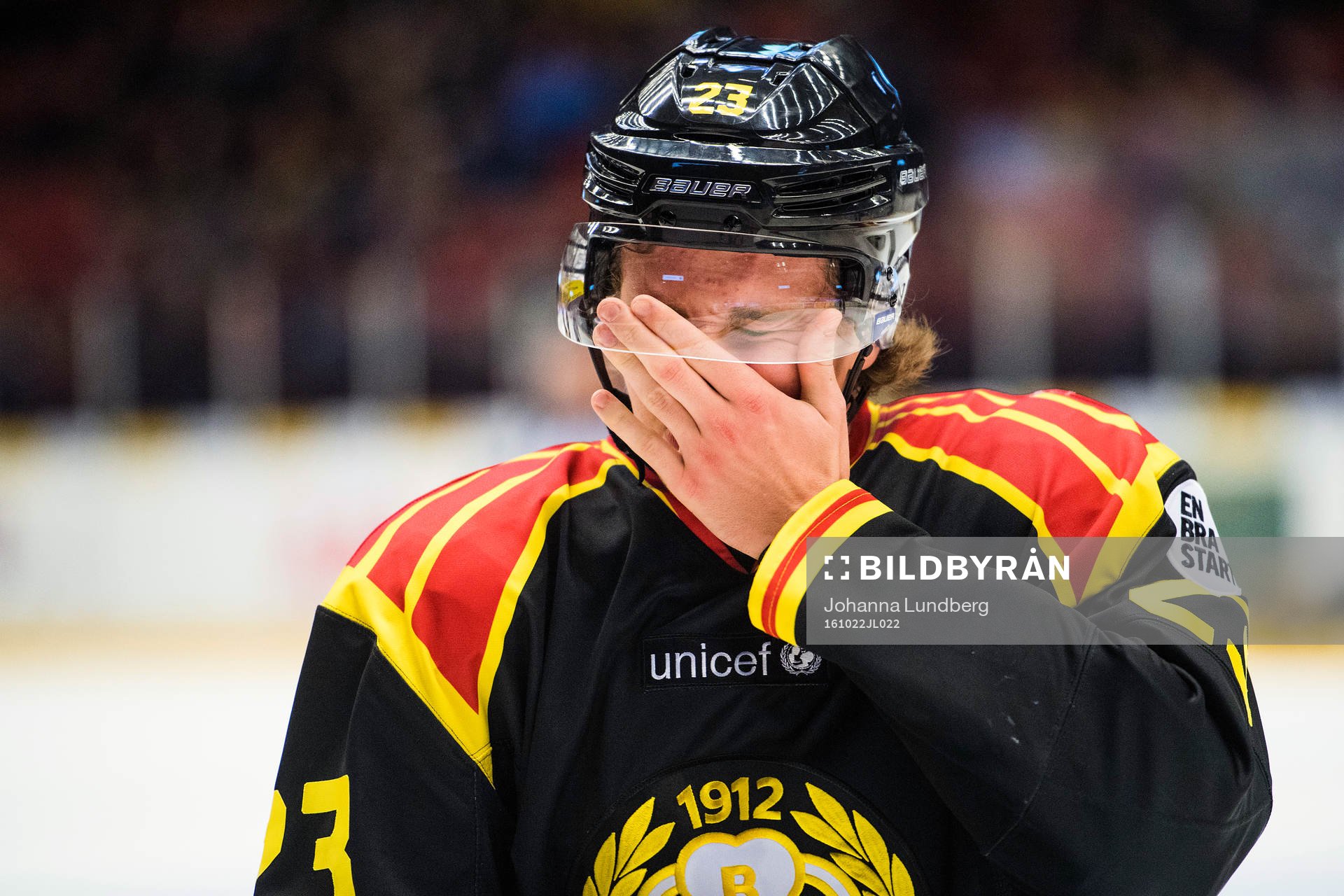 Brynäs Lucas Carlsson tar sig för ansiktet