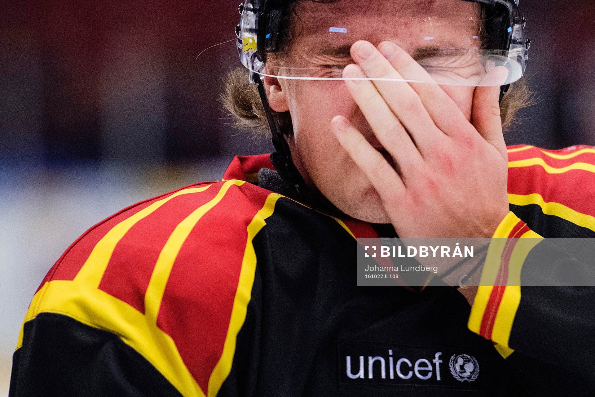 Brynäs Lucas Carlsson tar sig för ansiktet
