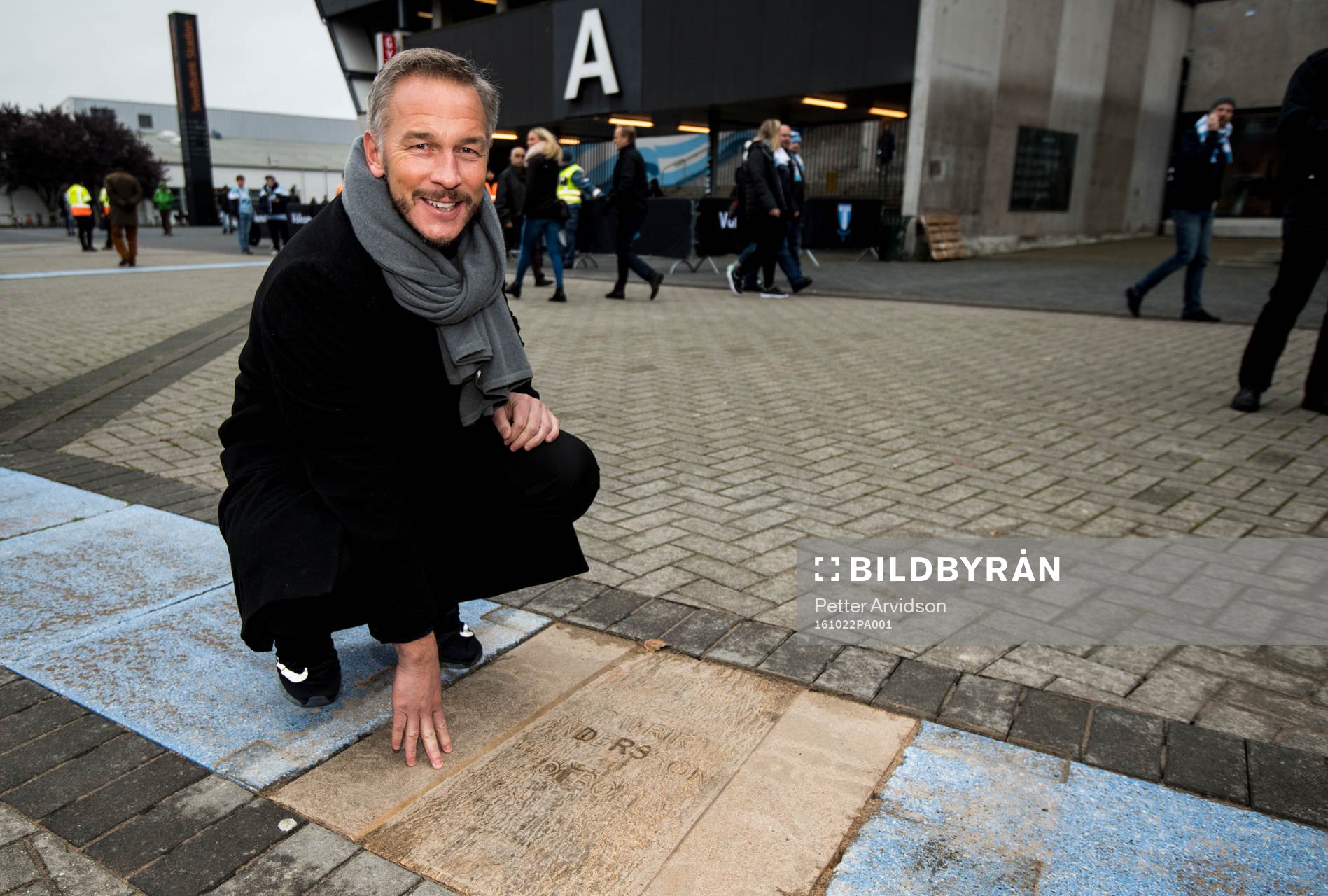 Patrik Andersson poserar vid en minnesplats som blivit