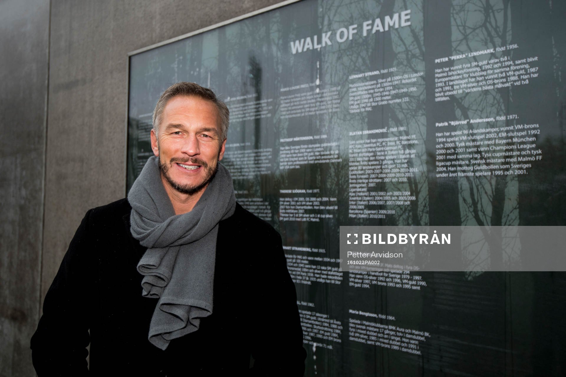 Patrik Andersson poserar vid Walk Of Fame som blivit