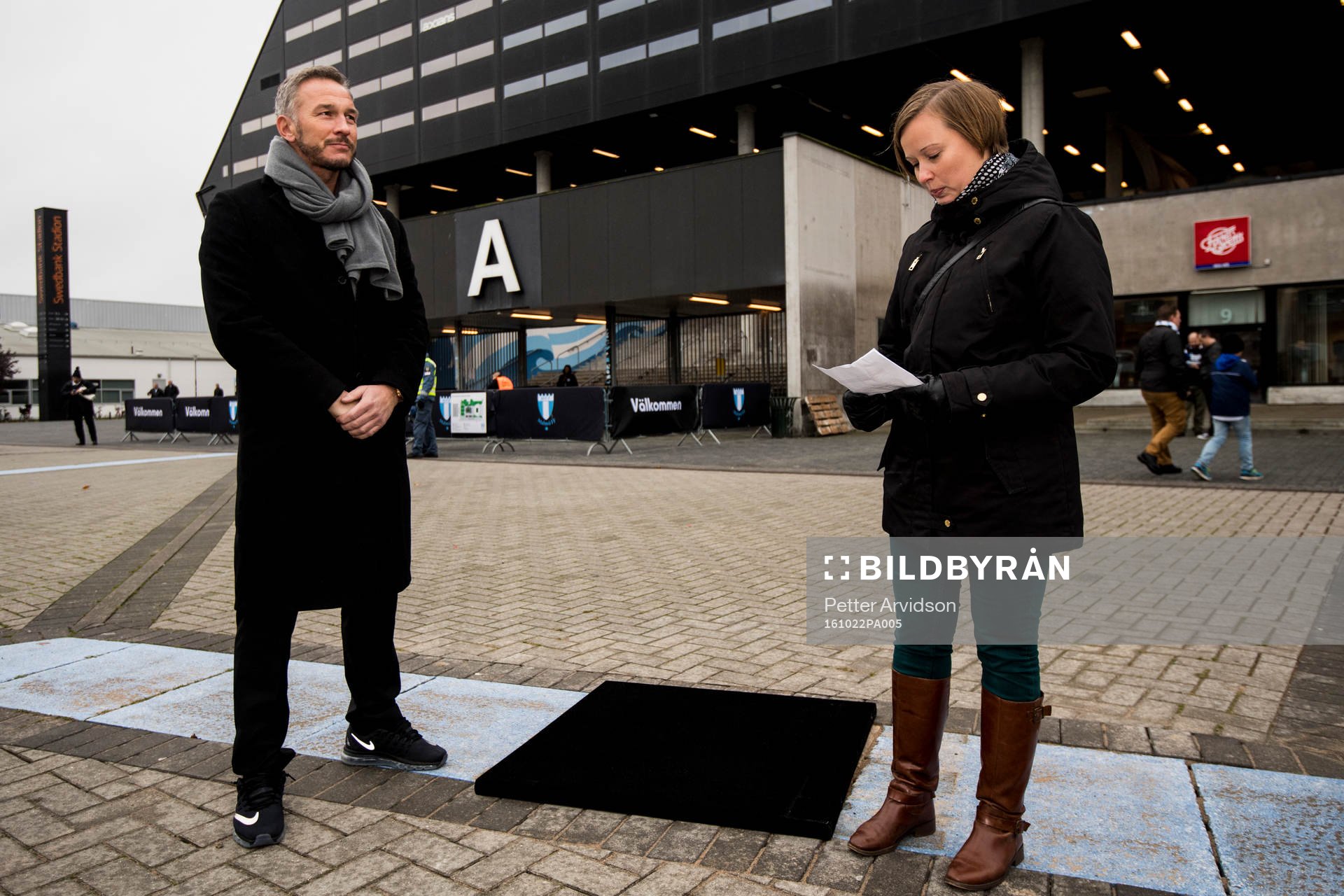 Patrik Andersson vid en minnesplats som blivit placerad på