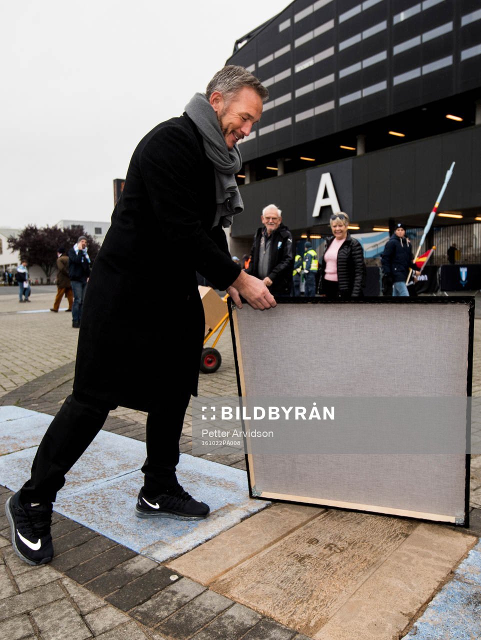 Patrik Andersson vid en minnesplats som blivit placerad på