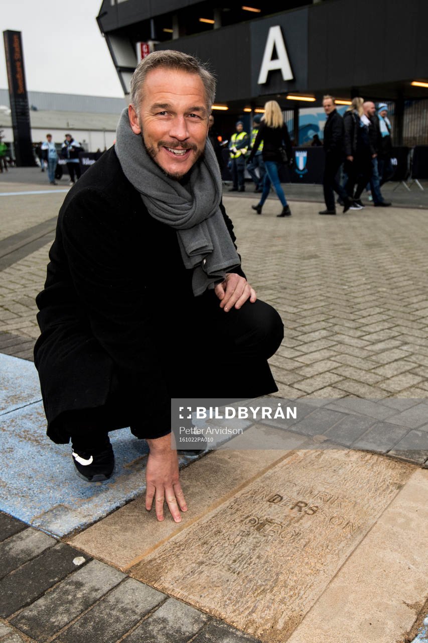 Patrik Andersson poserar vid Walk Of Fame som blivit