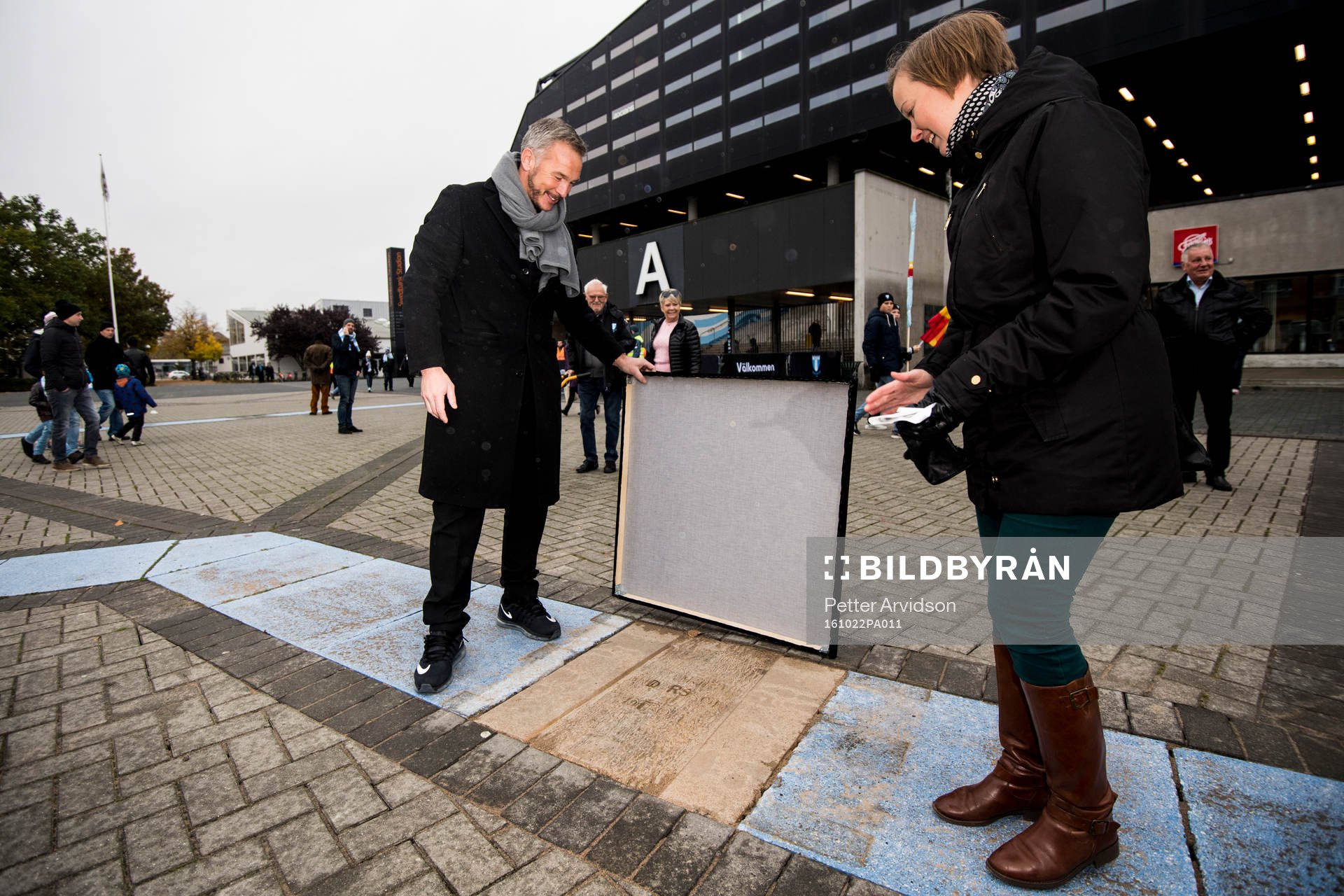 Patrik Andersson vid en minnesplats som blivit placerad på