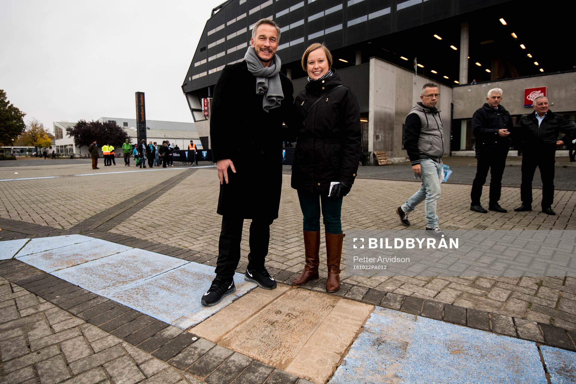 Patrik Andersson vid en minnesplats som blivit placerad på